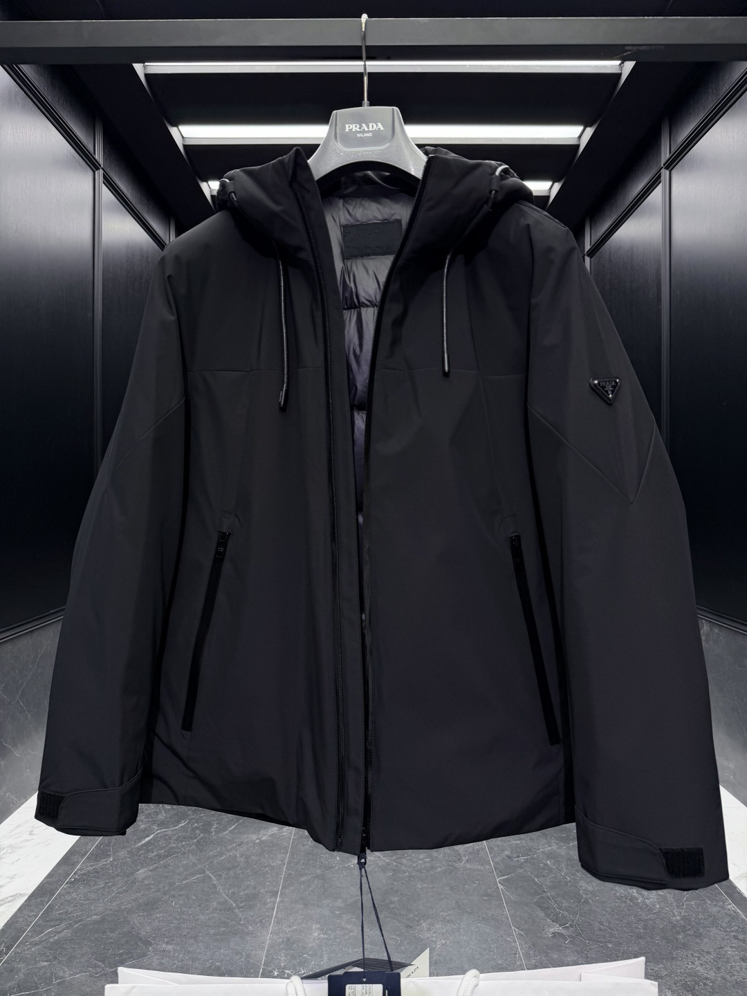 特级羽绒⬆️Prada经典科技尼龙面料轻商务连帽羽绒外套.采用95欧规鹅颈绒填充.外面料采用三防科技面料