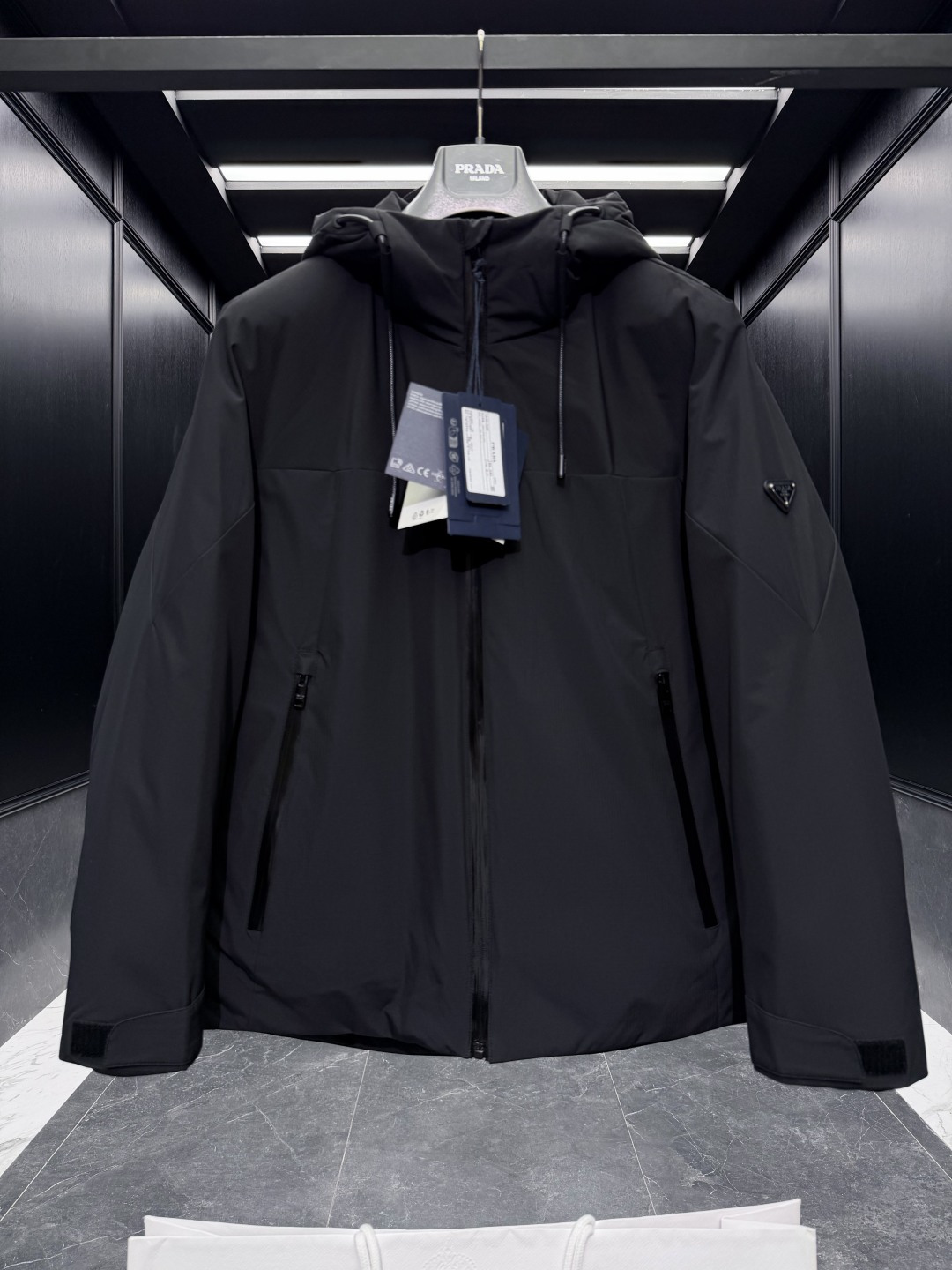 特级羽绒⬆️Prada经典科技尼龙面料轻商务连帽羽绒外套.采用95欧规鹅颈绒填充.外面料采用三防科技面料