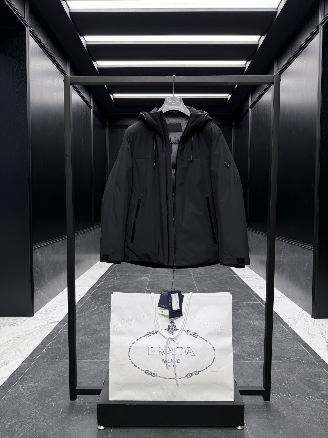 特级羽绒⬆️Prada经典科技尼龙面料轻商务连帽羽绒外套.采用95欧规鹅颈绒填充.外面料采用三防科技面料