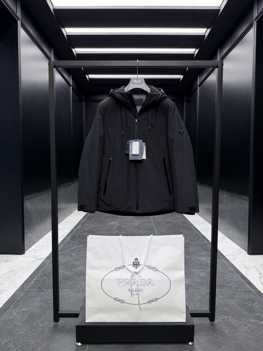 特级羽绒⬆️Prada经典科技尼龙面料轻商务连帽羽绒外套.采用95欧规鹅颈绒填充.外面料采用三防科技面料