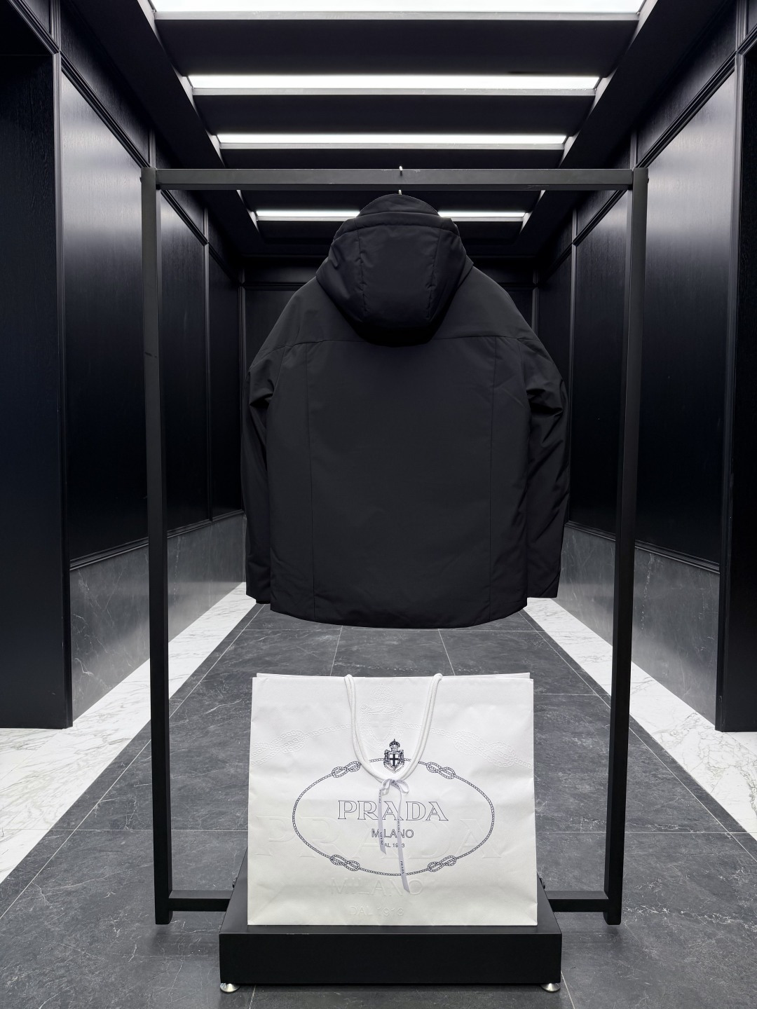 特级羽绒⬆️Prada经典科技尼龙面料轻商务连帽羽绒外套.采用95欧规鹅颈绒填充.外面料采用三防科技面料