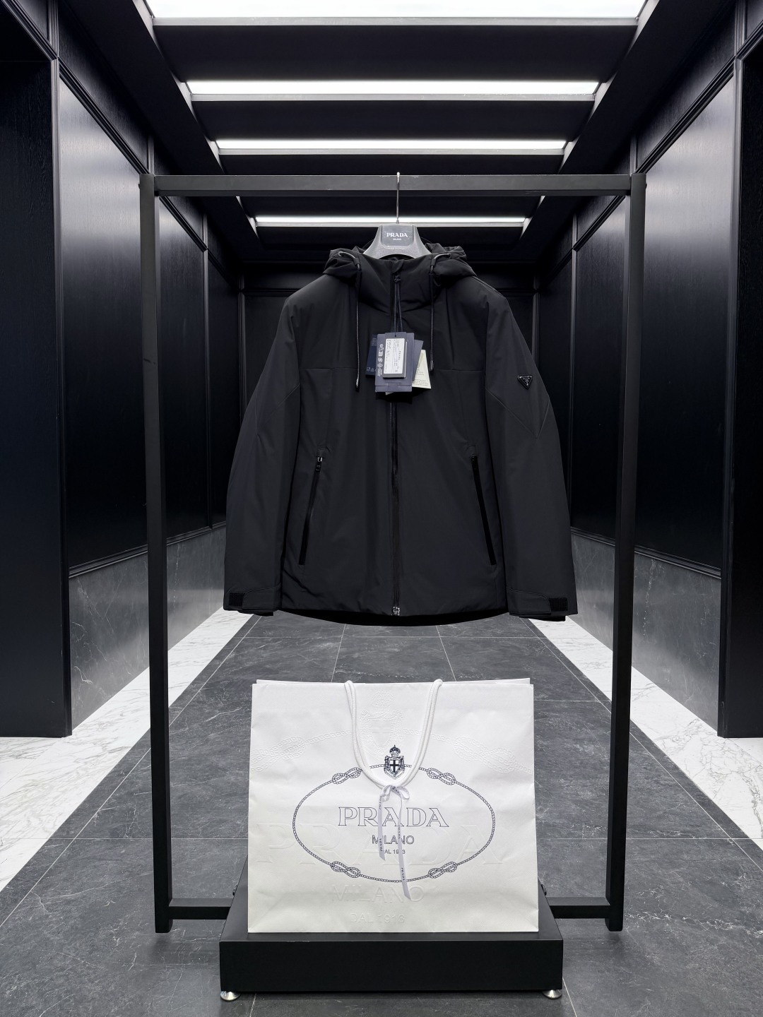 特级羽绒⬆️Prada经典科技尼龙面料轻商务连帽羽绒外套.采用95欧规鹅颈绒填充.外面料采用三防科技面料
