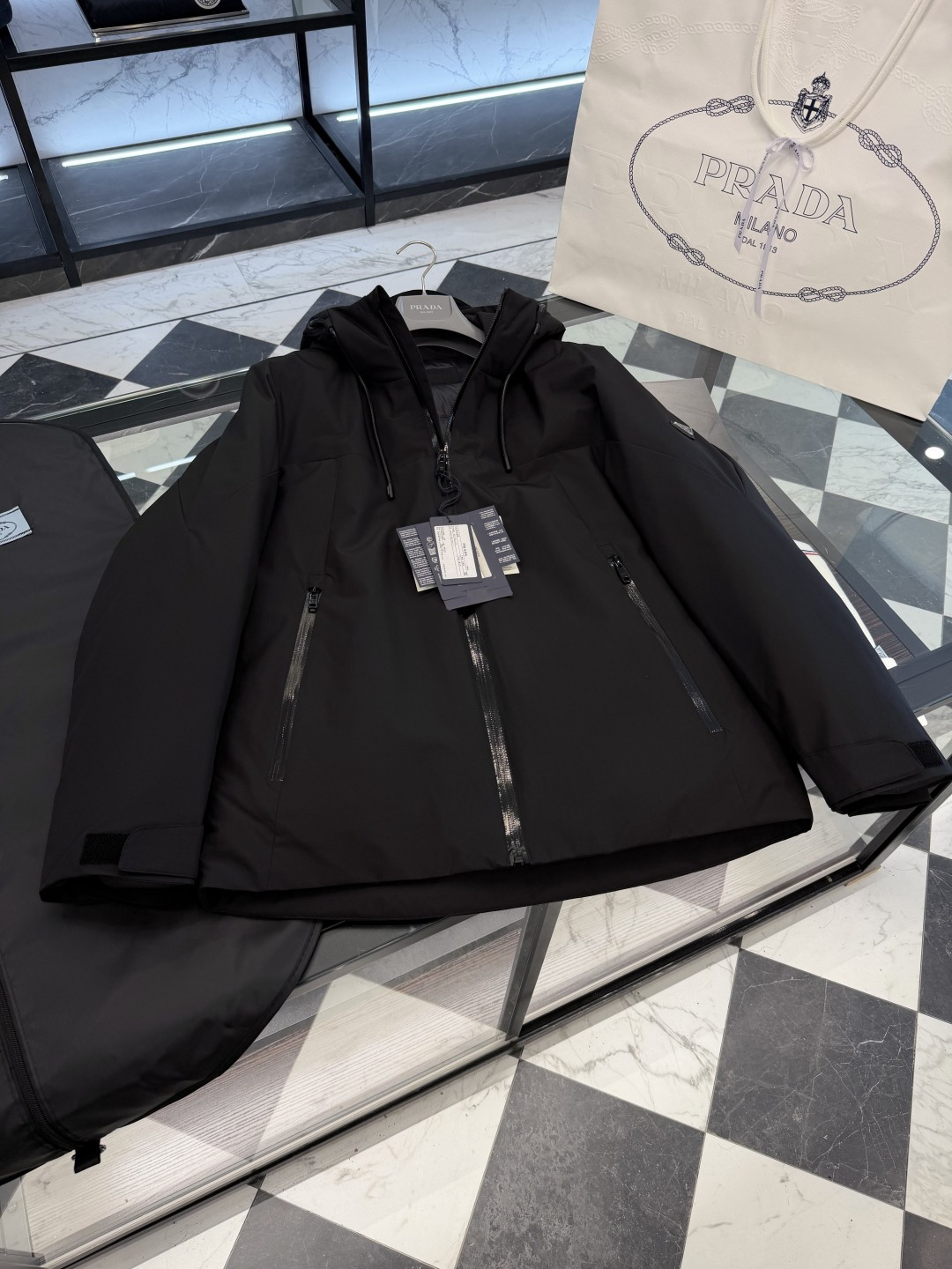 Prada经典科技尼龙面料轻商务连帽羽绒外套.科技三防面料.更多细节实拍.