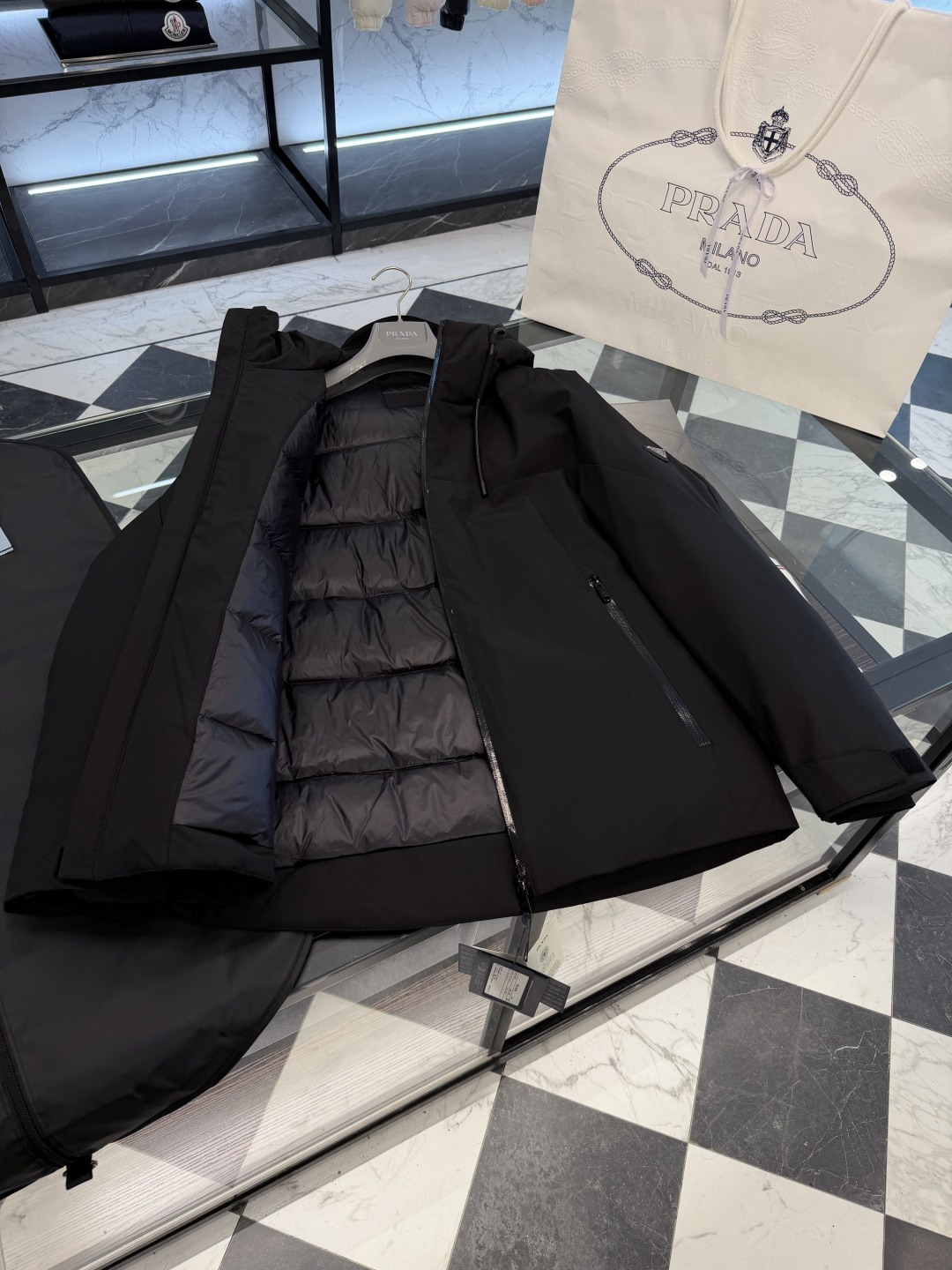 Prada经典科技尼龙面料轻商务连帽羽绒外套.科技三防面料.更多细节实拍.