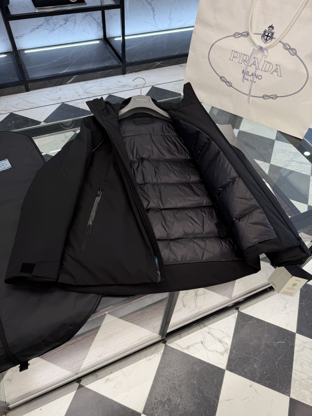 Prada经典科技尼龙面料轻商务连帽羽绒外套.科技三防面料.更多细节实拍.