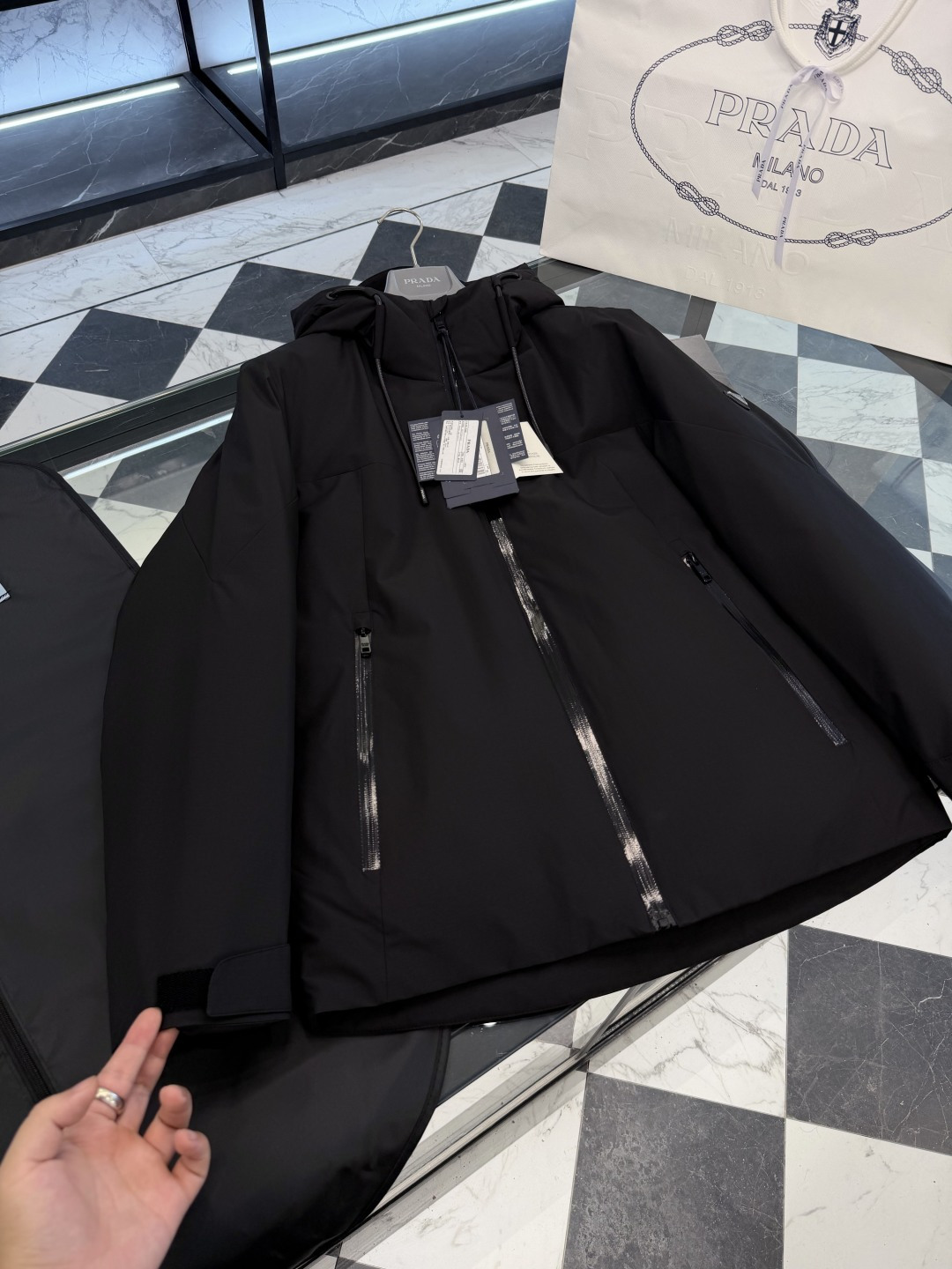 Prada经典科技尼龙面料轻商务连帽羽绒外套.科技三防面料.更多细节实拍.