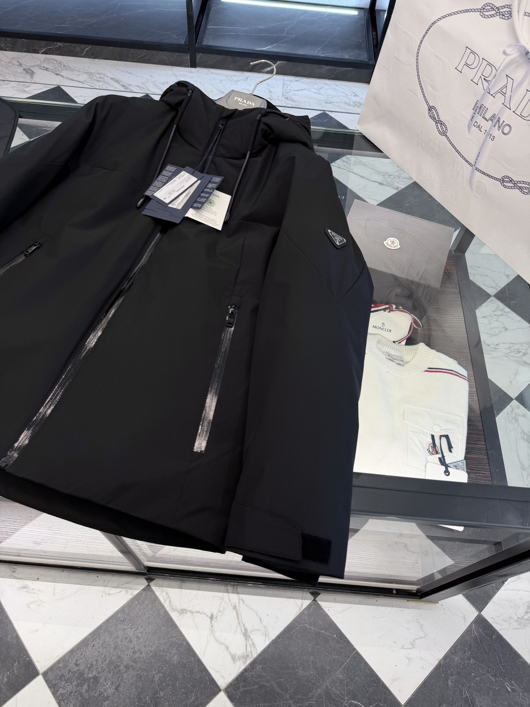 Prada经典科技尼龙面料轻商务连帽羽绒外套.科技三防面料.更多细节实拍.