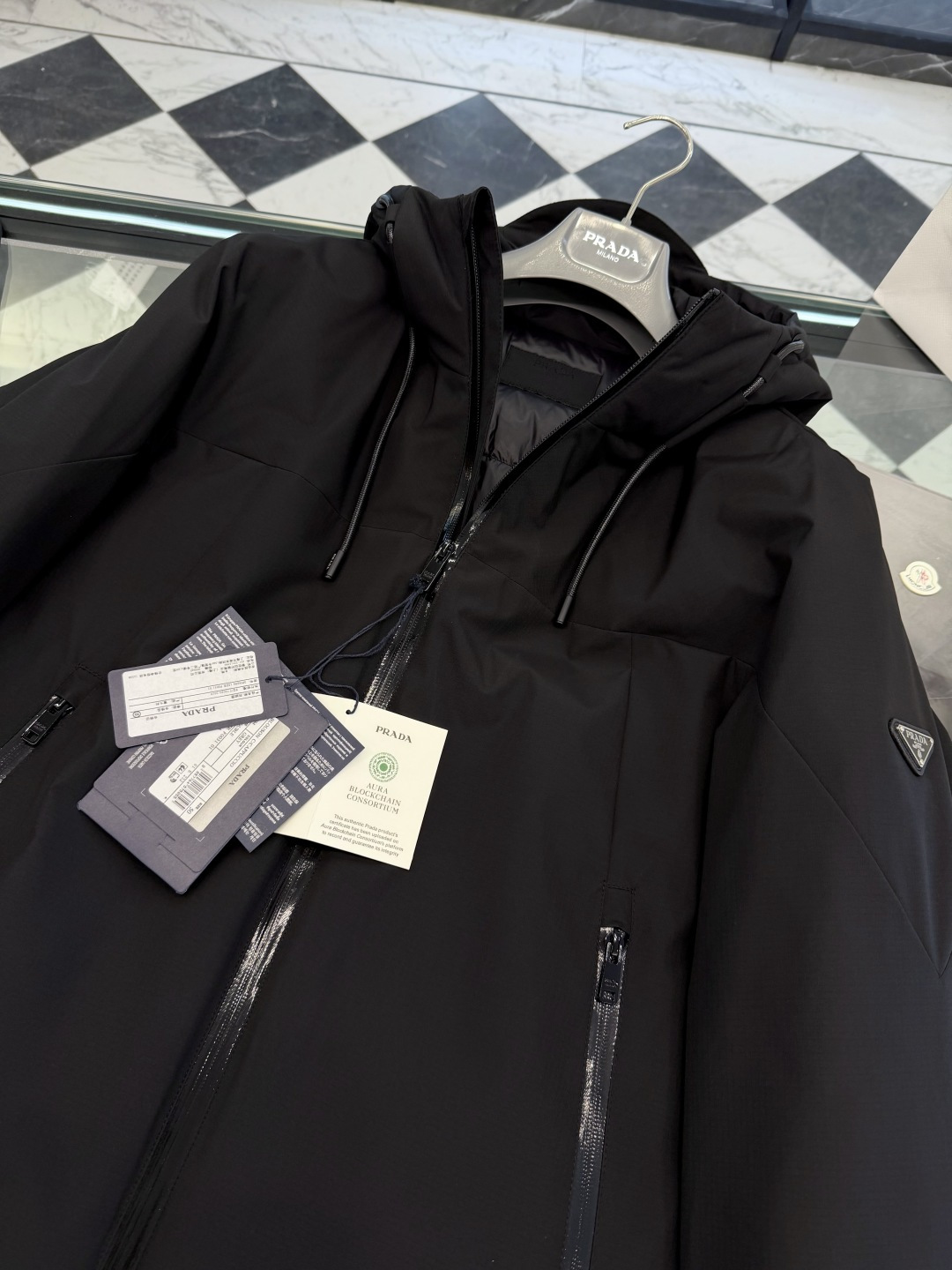 Prada经典科技尼龙面料轻商务连帽羽绒外套.科技三防面料.更多细节实拍.