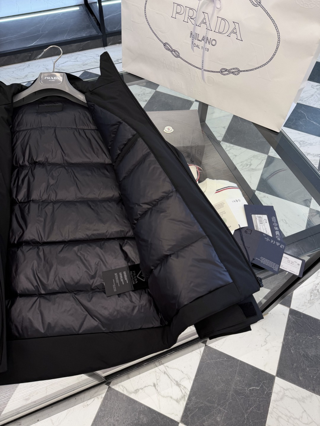 Prada经典科技尼龙面料轻商务连帽羽绒外套.科技三防面料.更多细节实拍.