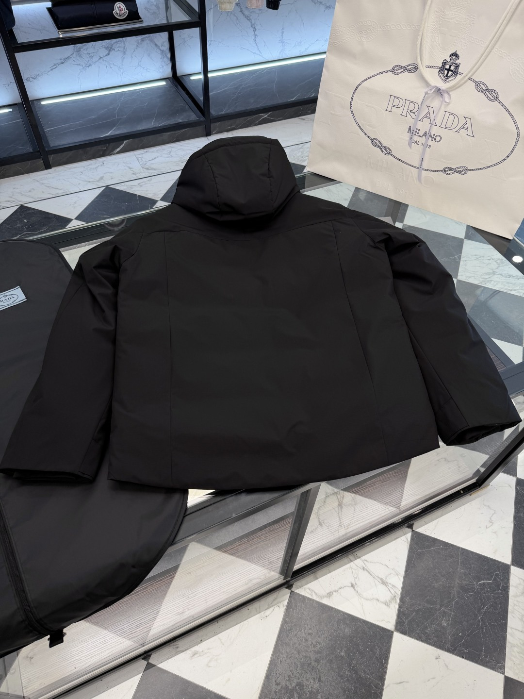 Prada经典科技尼龙面料轻商务连帽羽绒外套.科技三防面料.更多细节实拍.