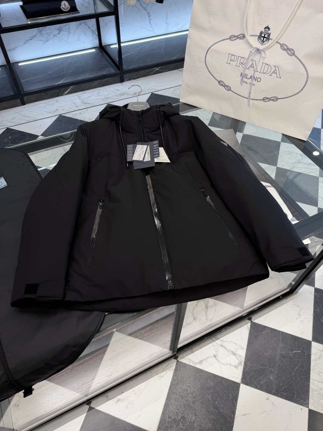 Prada经典科技尼龙面料轻商务连帽羽绒外套.科技三防面料.更多细节实拍.