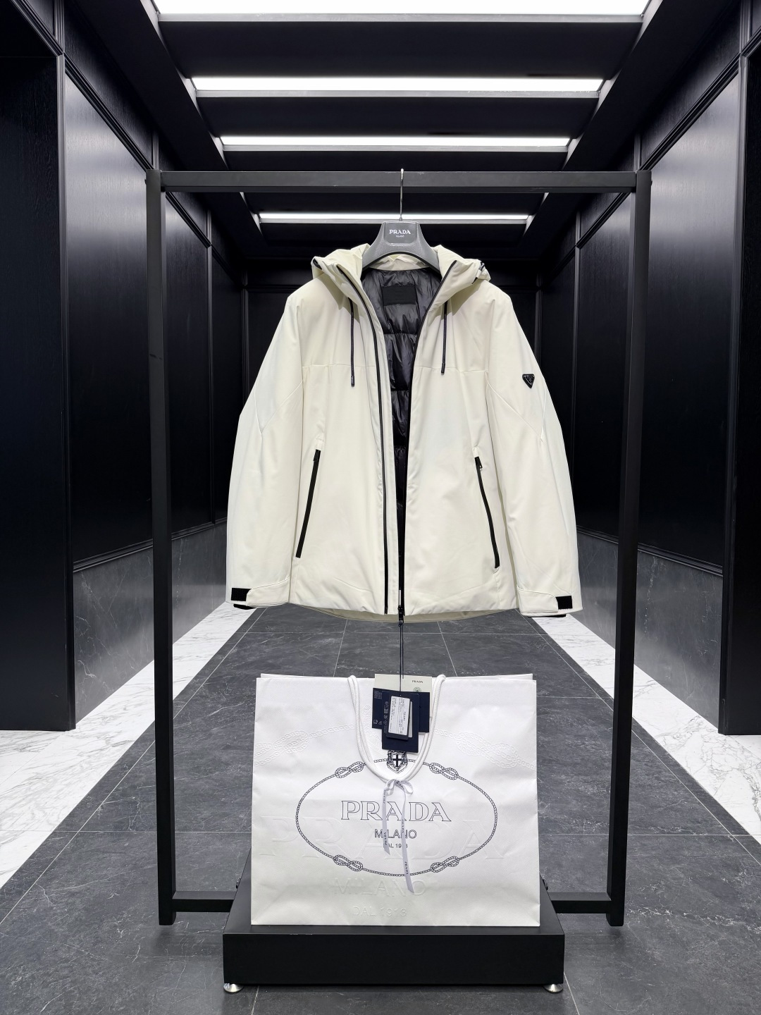 特级羽绒⬆️Prada经典科技尼龙面料轻商务连帽羽绒外套.采用95欧规鹅颈绒填充.外面料采用三防科技面料