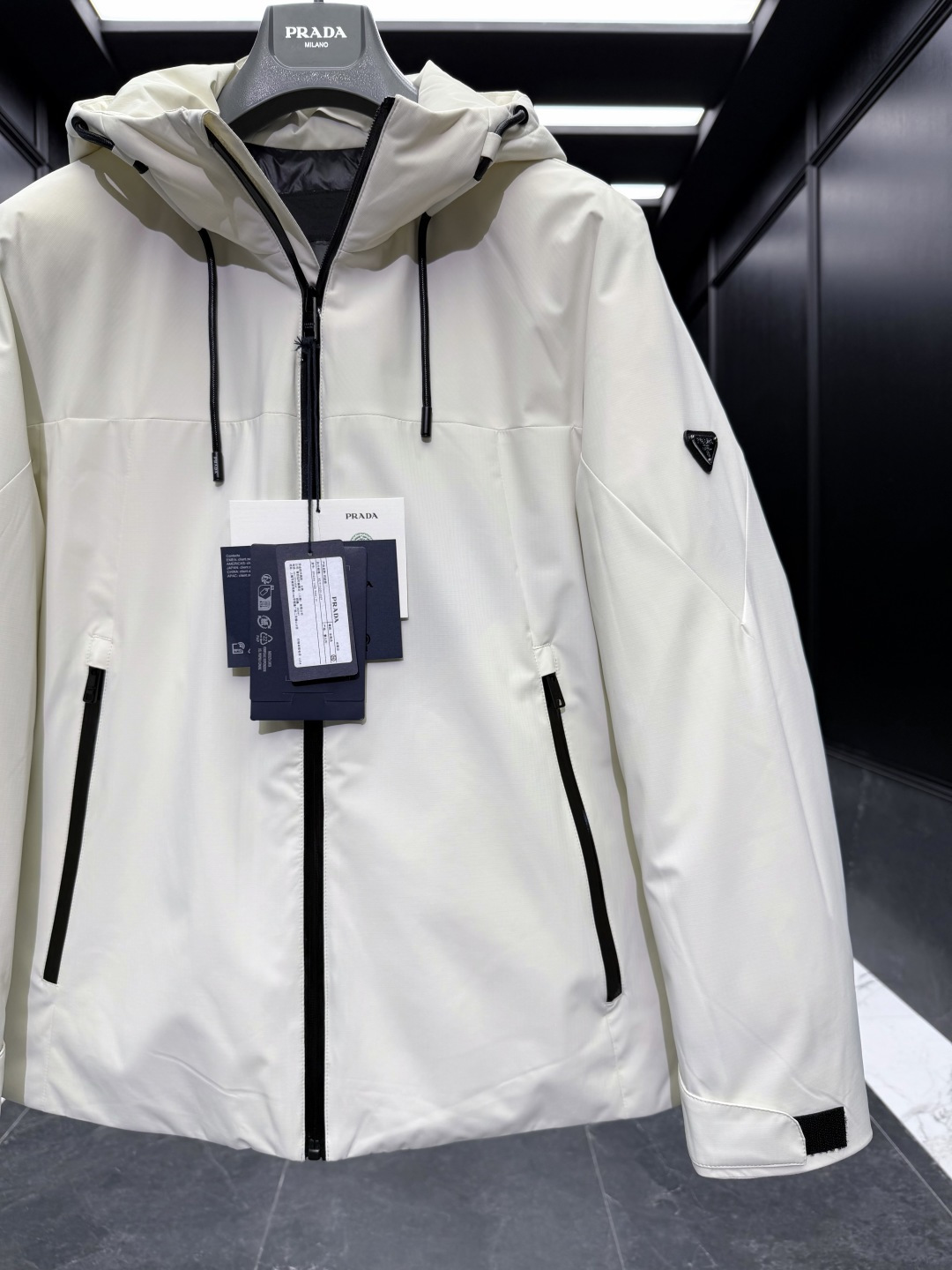 特级羽绒⬆️Prada经典科技尼龙面料轻商务连帽羽绒外套.采用95欧规鹅颈绒填充.外面料采用三防科技面料