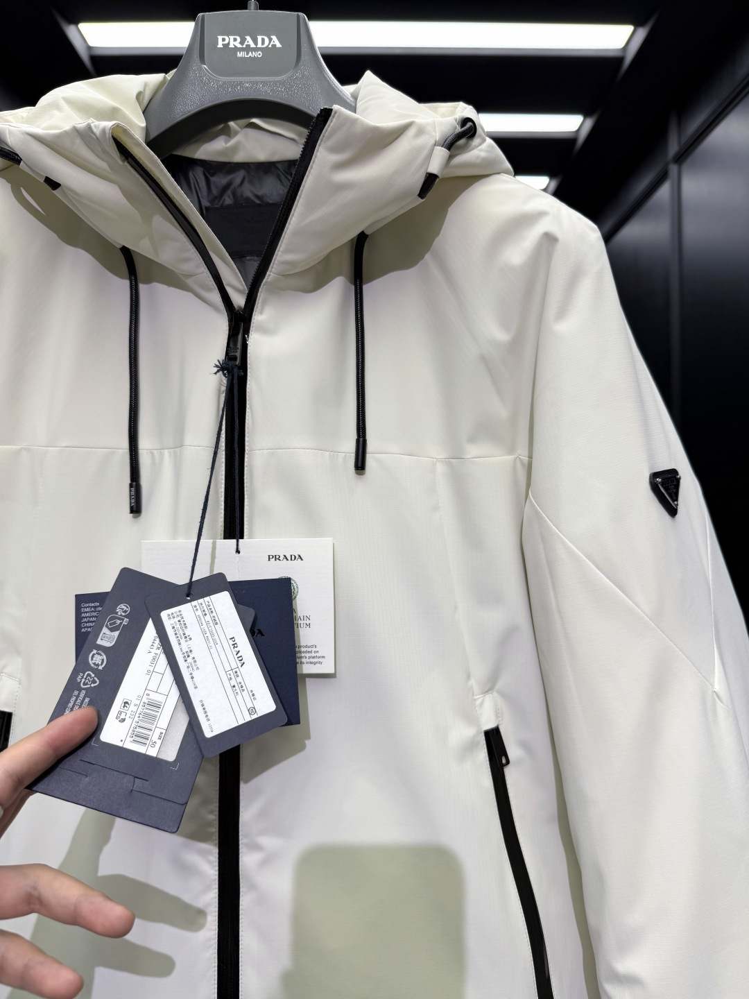 特级羽绒⬆️Prada经典科技尼龙面料轻商务连帽羽绒外套.采用95欧规鹅颈绒填充.外面料采用三防科技面料