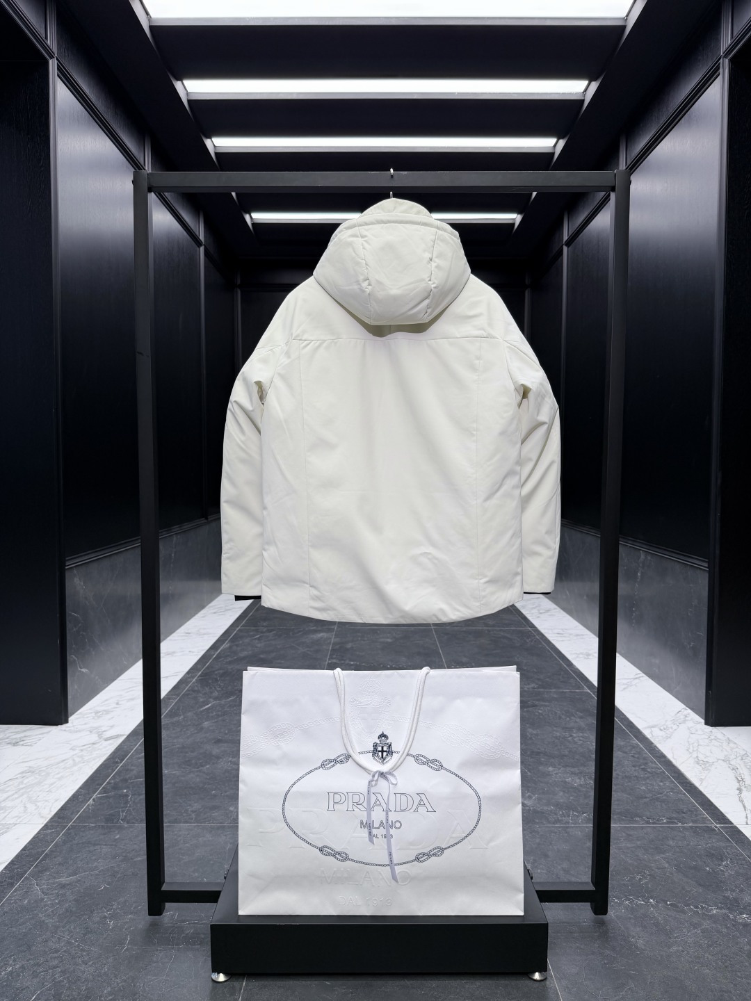 特级羽绒⬆️Prada经典科技尼龙面料轻商务连帽羽绒外套.采用95欧规鹅颈绒填充.外面料采用三防科技面料