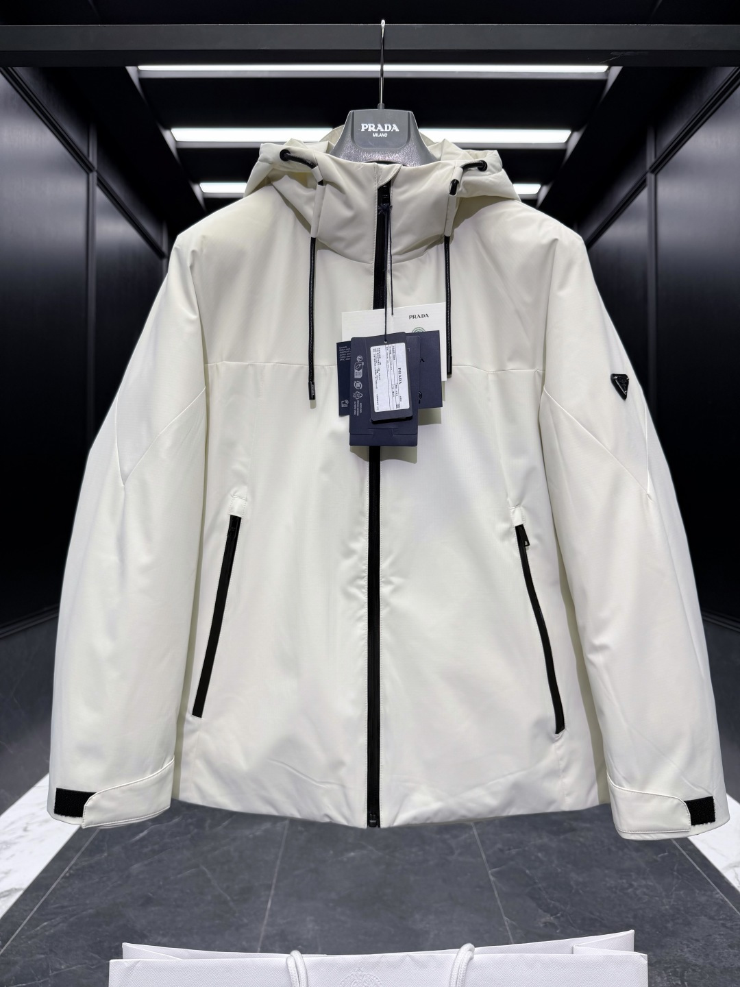 特级羽绒⬆️Prada经典科技尼龙面料轻商务连帽羽绒外套.采用95欧规鹅颈绒填充.外面料采用三防科技面料
