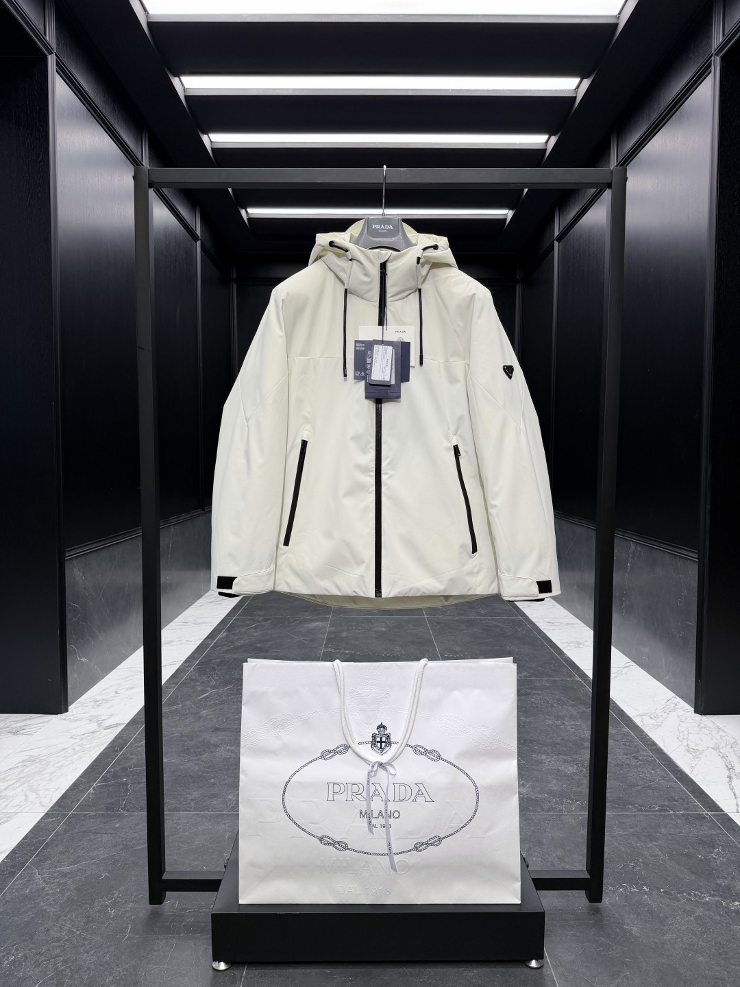 特级羽绒⬆️Prada经典科技尼龙面料轻商务连帽羽绒外套.采用95欧规鹅颈绒填充.外面料采用三防科技面料