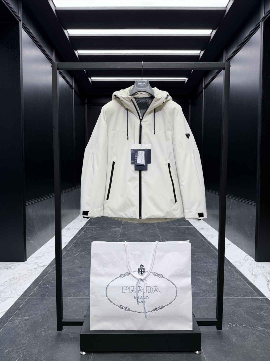 特级羽绒⬆️Prada经典科技尼龙面料轻商务连帽羽绒外套.采用95欧规鹅颈绒填充.外面料采用三防科技面料