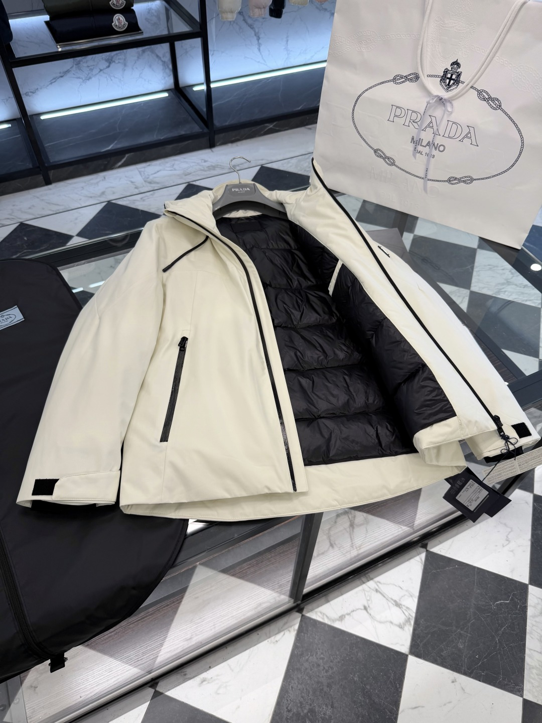 Prada经典科技尼龙面料轻商务连帽羽绒外套.科技三防面料.更多细节实拍.