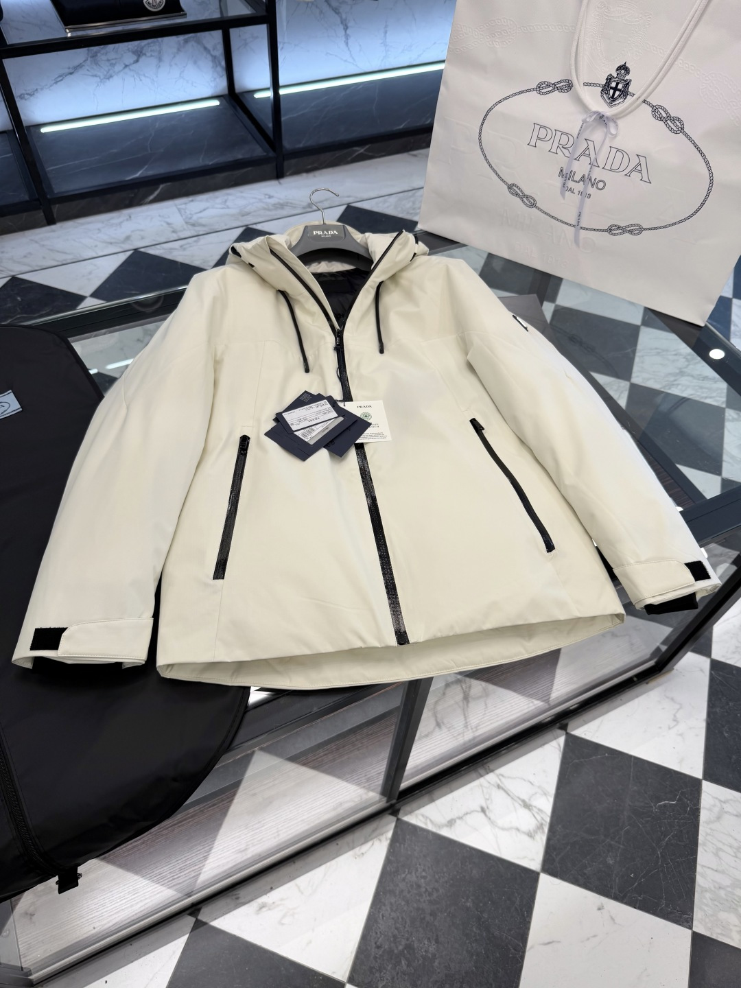 Prada经典科技尼龙面料轻商务连帽羽绒外套.科技三防面料.更多细节实拍.