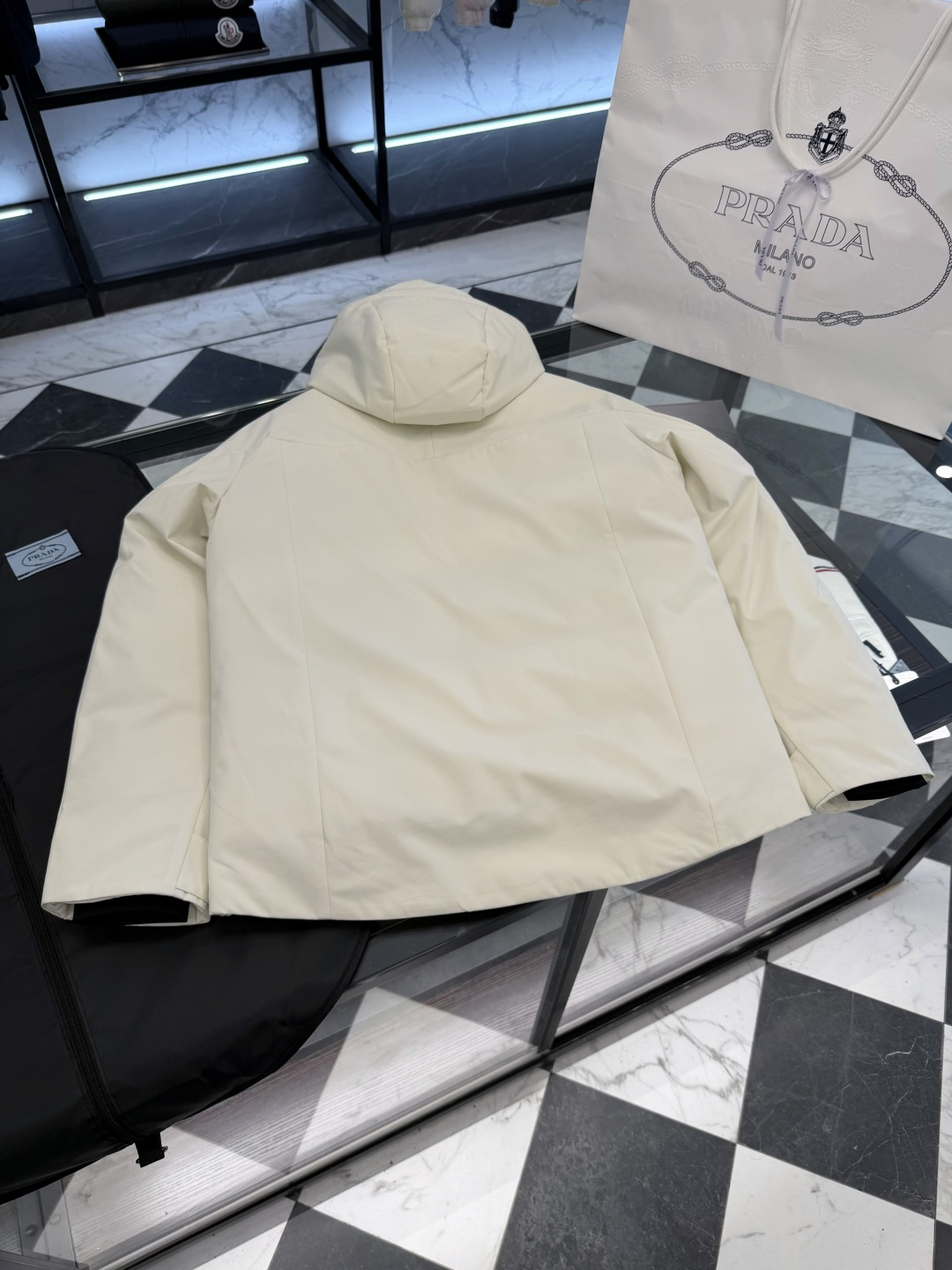 Prada经典科技尼龙面料轻商务连帽羽绒外套.科技三防面料.更多细节实拍.