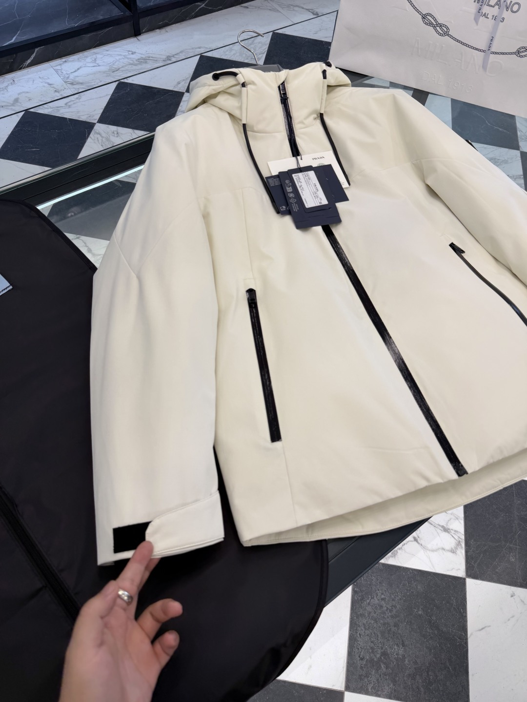 Prada经典科技尼龙面料轻商务连帽羽绒外套.科技三防面料.更多细节实拍.