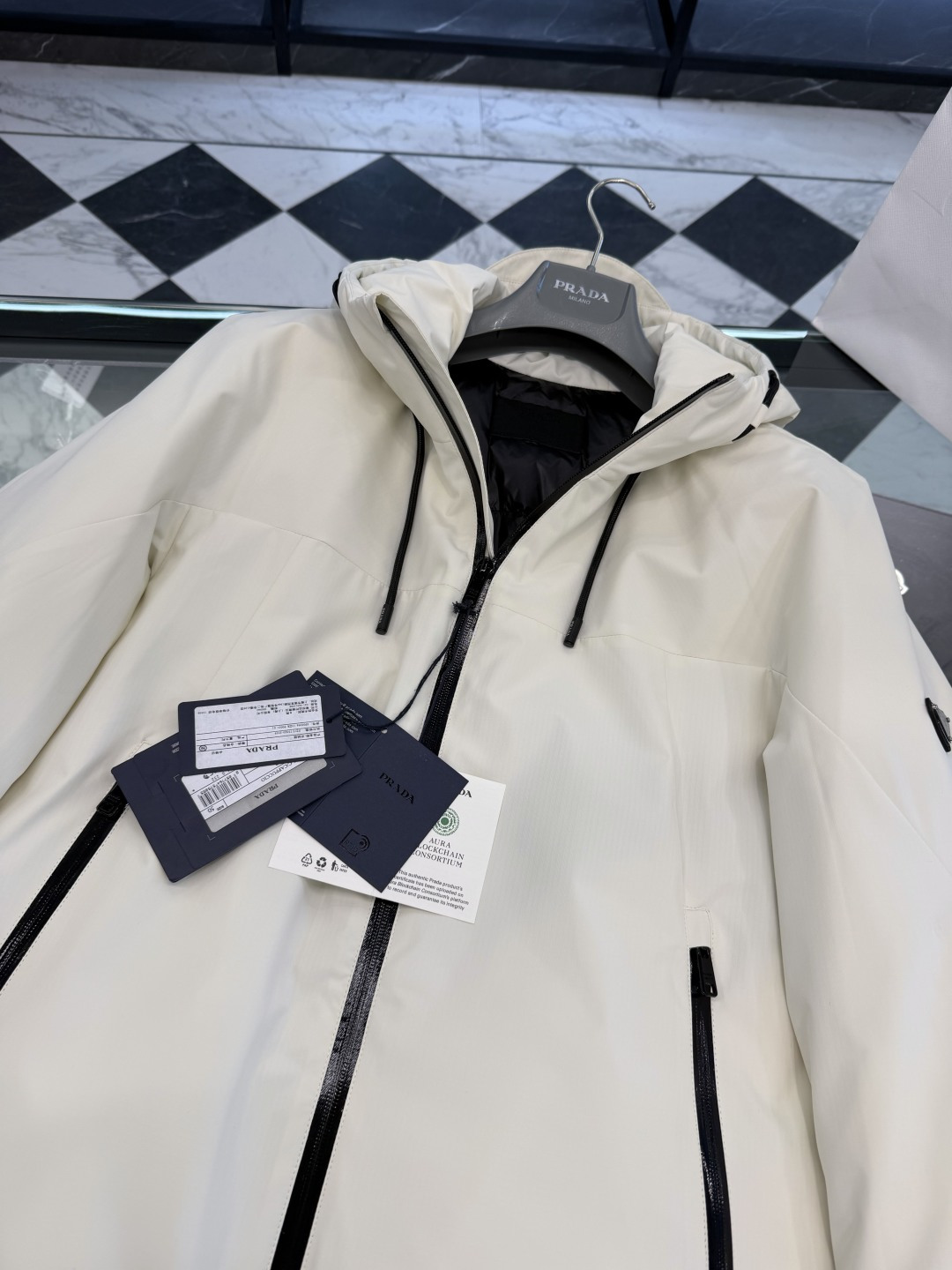 Prada经典科技尼龙面料轻商务连帽羽绒外套.科技三防面料.更多细节实拍.