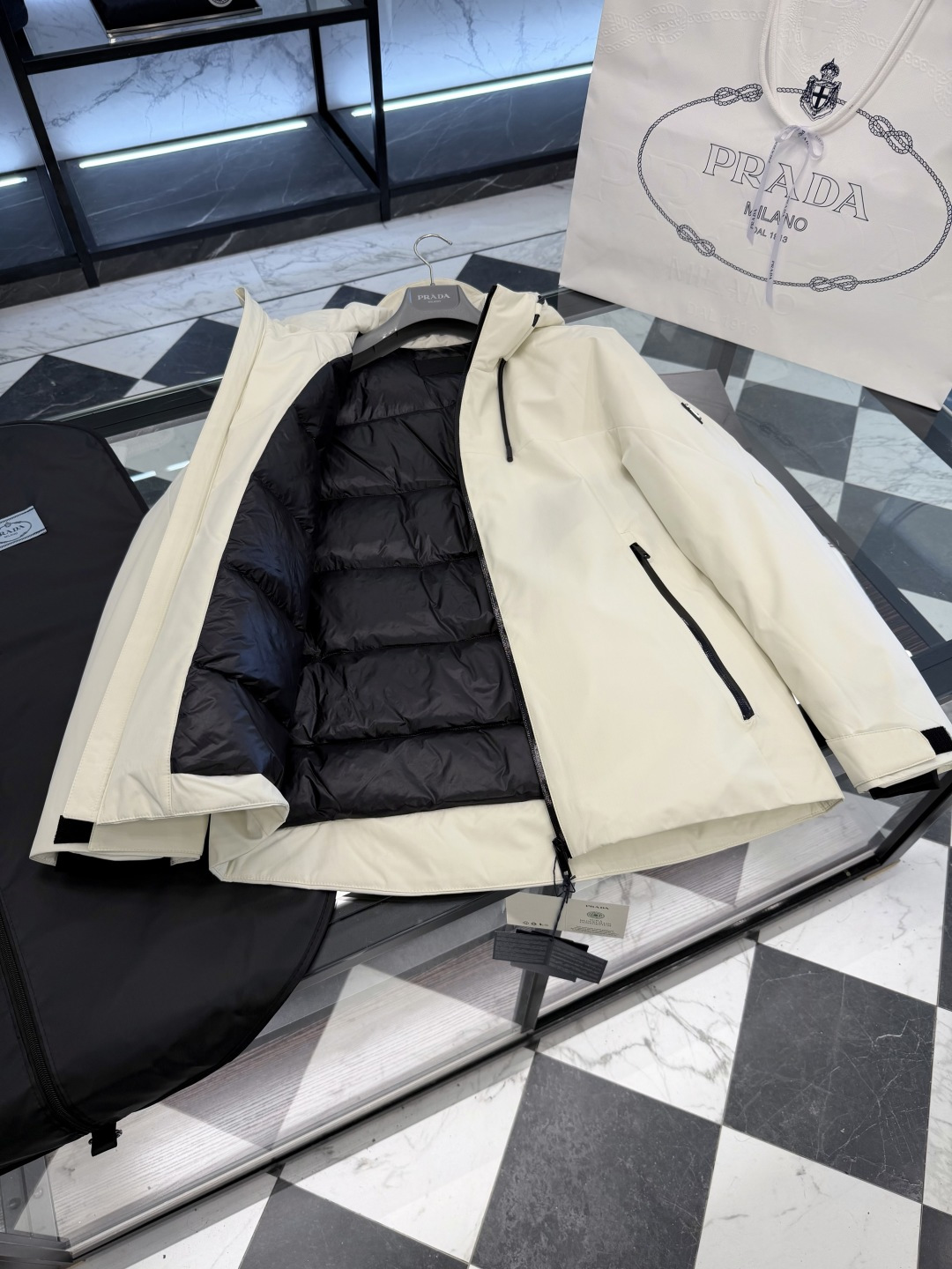 Prada经典科技尼龙面料轻商务连帽羽绒外套.科技三防面料.更多细节实拍.