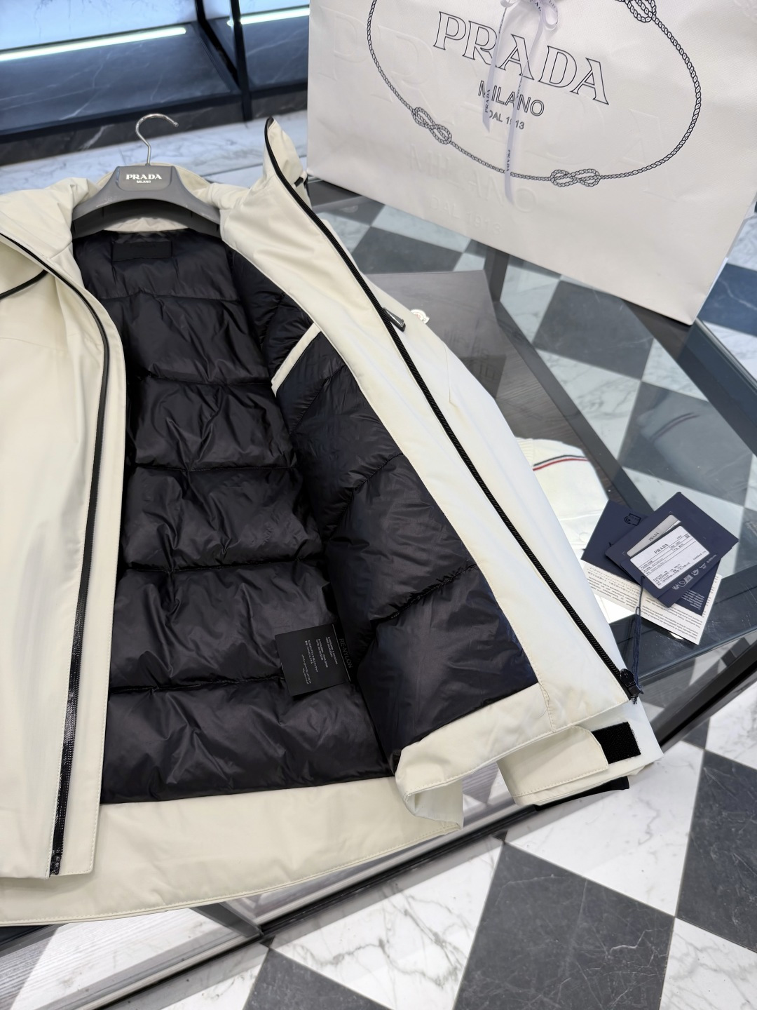 Prada经典科技尼龙面料轻商务连帽羽绒外套.科技三防面料.更多细节实拍.