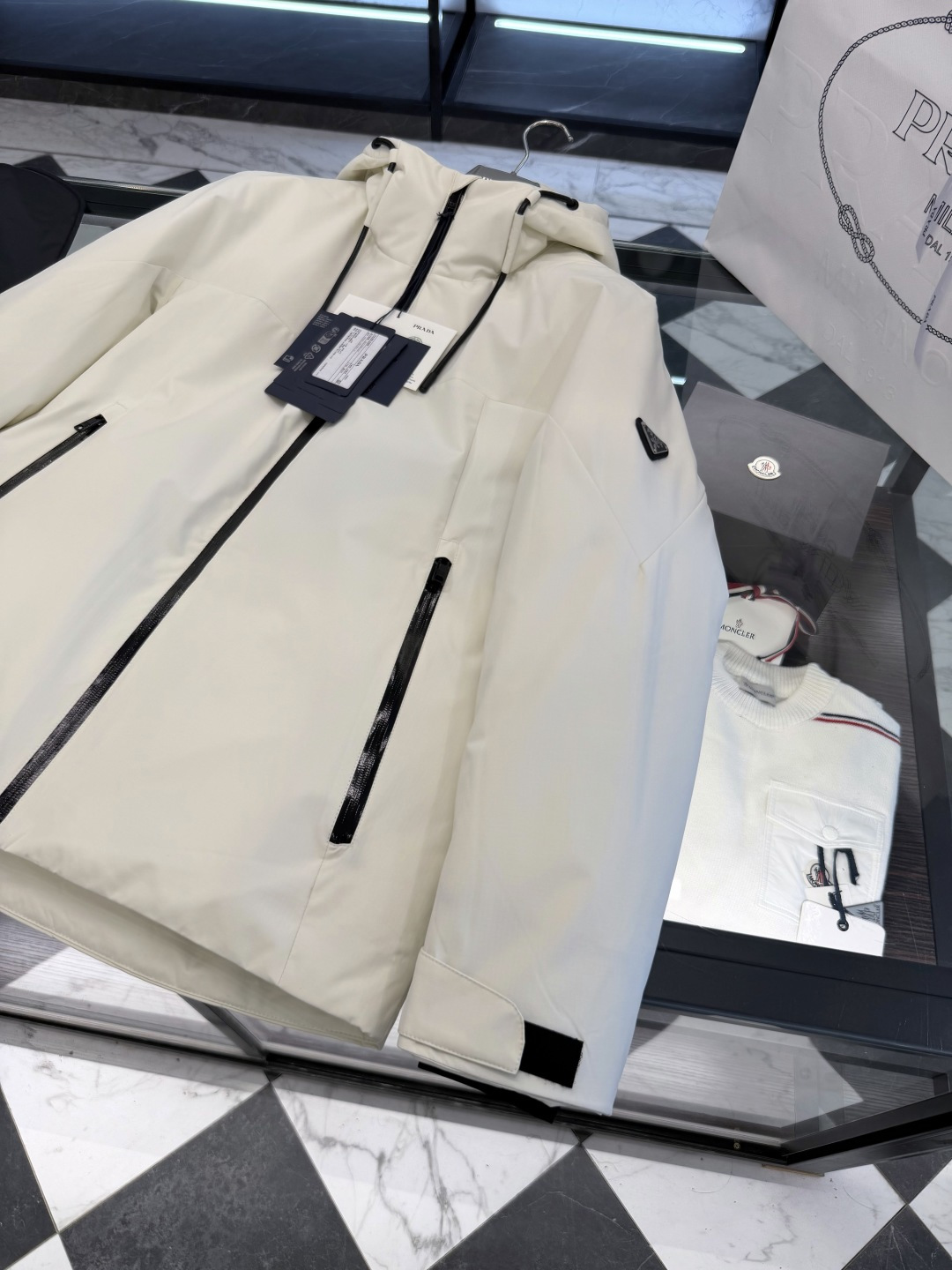 Prada经典科技尼龙面料轻商务连帽羽绒外套.科技三防面料.更多细节实拍.