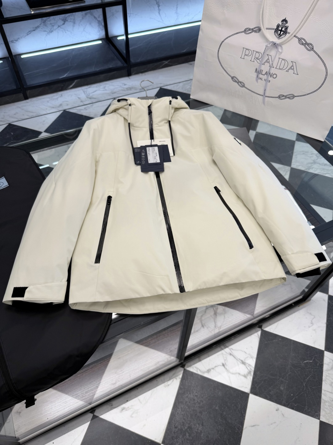 Prada经典科技尼龙面料轻商务连帽羽绒外套.科技三防面料.更多细节实拍.