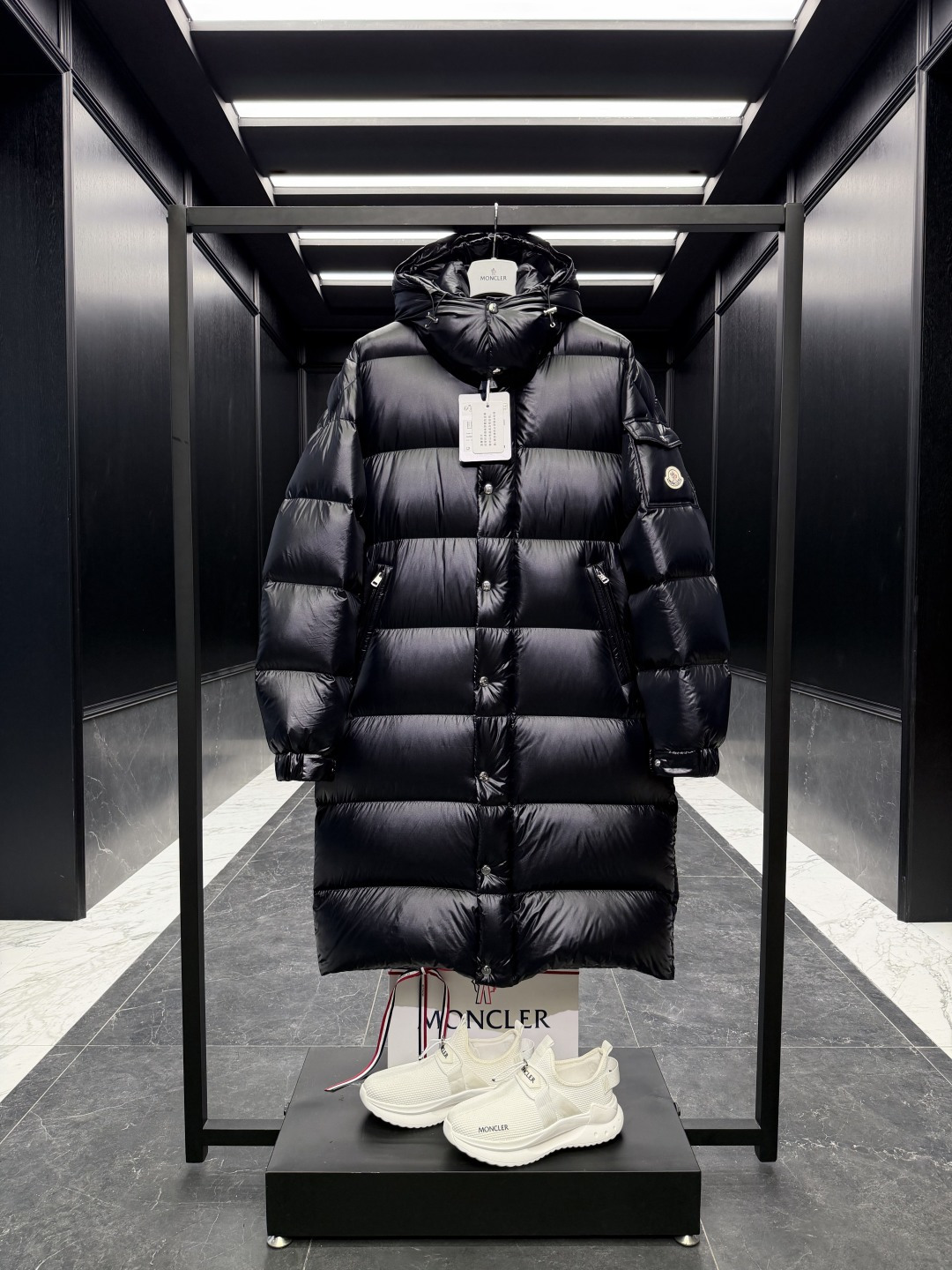 NO:598205,Special ace Moncler Hanoverian (glossy) long men's down jacket jacket. 2025 latest special revised version. Original replacement fabric and original factory matching hardware. (Latest push version. Today is the first day to sell this version. Exclusive limited edition push of 1,000 pieces. Unprecedented quality, 1.35 million tons of goose down filling, 850+ fill power goose down.) Welcome to get a version, the quality can be compared at will on the entire network. Absolute and absolute exclusive ace classic. Comes standard with a full set of counter gift box packaging. (Original machine box, original shopping bag, original dust-proof grass, original hanger, original thank you card, original ribbon, upgraded original oversized magnetic gift box.) This Hanoverian men's long down jacket combines Moncler's classic aesthetics, excellent performance and protective features. The Hanoverian long down jacket adopts longue Made of saison fabric and designed with practical details, it combines warmth and protection. As a Moncler classic, this down jacket has a detachable hood and a front zipper placket that covers the windshield, which significantly improves the protective performance. Details Made of longue saison fabric Longue saison lining Filled with down Detachable hood Zipper and snap button closure Zipper pockets Sleeves with patch pockets Adjustable cuffs Drawstring hem Size1-5 (couple style) D00980,,jackets & coats,jackets & coats,down jacket,hats,alexander wang19860909特级王牌Moncler Hanoverian (亮面)长款男士羽绒服夹克外套.2025最新特级修正版本.原厂替换面料原厂配套五金. (最新推送版本.今天是第一天卖这个版本.独家限量推送1000件.品质空前,135万一吨的鹅绒填充,850+蓬松度的鹅绒.)欢迎拿版,品质全网随意对比.绝对绝对的独家王牌经典. 标配全套柜台礼盒包装.（原版机盒,原版购物袋,原版防尘草,原版衣架,原版感谢卡,原版丝带,升级原版超大磁吸礼盒.） 这款Hanoverian男士长款羽绒夹克集Moncler经典美学、出色性能与防护特性于一身. Hanoverian长款羽绒夹克采用longue saison面料制成,搭配实用细节设计,保暖与防护兼备.作为Moncler经典之作,此羽绒服采用可拆卸兜帽,搭配覆盖挡风片的正面拉链门襟,防护性能显著提升. 详情 采用longue saison面料制成 Longue saison衬里 填充羽绒 可拆卸兜帽 拉链和按扣开合 拉链口袋 衣袖设有贴袋 可调节袖口 抽绳下摆 Size1-5（情侣款) D00980,,jackets & coats,jackets & coats,down jacket,hats,alexander wang,Men's clothing