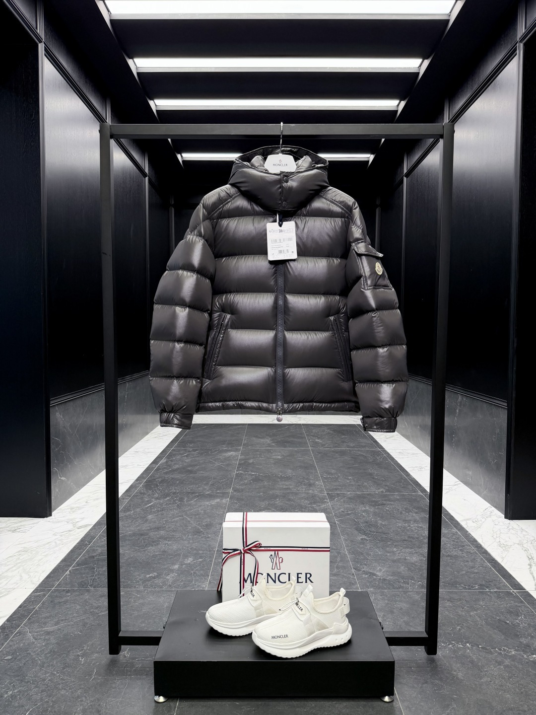 NO:657498,Adjust the price of premium down Moncler Maya short hooded men's down jacket. The hood is removable. Classic Maya (the best color of the year is limited to dark gray) is high-end. This color is too high-end. The latest classic fabrics are sold at the counter. Original replacement fabrics/original matching hardware. 0 color difference push. Zippers are all 0 color difference.  Maya is a classic series for the counter. It changes every year with minor changes. It is not to save development costs, but to make the latest and best. 95 European standard gooseneck velvet filling. Exclusive quality, hanging at home, five-fold anti-counterfeiting verification, NFC armband chip identification, NFC washing label chip identification, tag scanning code verification, washing label scanning code verification, tag electronic anti-counterfeiting verification  Comes standard with a full set of counter gift box packaging. (original machine box, original shopping bag, original dust-proof grass, original hanger, original thank you card, original ribbon, upgraded original oversized magnetic gift box.) The Moncler Maya short down jacket is a classic Moncler item, with a highly recognizable style. Made of lacquered nylon, with many colors to choose from, it is a fashionable item for casual commuting and a popular product. Moncler  The Maya men's down jacket is made of shiny patented nylon and features signature rectangular quilting, the epitome of Moncler style. A timeless, short silhouette that transcends seasons and fashions, it features a statement silhouette, removable hood and adjustable hem. Classic patch pockets on the cuffs for a signature look. Details Made of patented nylon Lined in patented nylon Filled with down, rectangular quilting Removable hood with snap button and adjustable with drawstring  Two-way zip fly External and internal zippered pockets Adjustable elastic cuffs with snap buttons Drawcord on hood Flap patch pockets on sleeves Moncler felt logo on sleeves Size: 1-5. Couple D00800,,jackets & coats,jackets & coats,down jacket,hats,alexander wang19860909调价格特级羽绒Moncler Maya短款连帽男士羽绒服夹克外套.连帽可脱卸.经典Maya (年度最佳配色限定深灰色) 高级,太高级了这个配色.柜台在售最新经典面料.原厂替换面料/原厂配套五金.0色差推送.拉链都是0色差. Maya为柜台经典系.每年都是细微小改动.换汤不换药吧.不为节约开发成本,只做最新最顶.95欧规鹅颈绒填充. 独家品质,挂装到家,五重防伪验真,NFC袖标芯片识NFC洗标芯片识别 吊卡扫码验证洗标扫码验证吊牌电子防伪验证 标配全套柜台礼盒包装.（原版机盒,原版购物袋,原版防尘草,原版衣架,原版感谢卡,原版丝带,升级原版超大磁吸礼盒.） Moncler Maya短款羽绒夹克是Moncler经典单品,造型款式具有强烈辨识度.采用漆面尼龙制成,有众多颜色可供选择,是休闲通勤时尚单品,人气臻品. Moncler Maya男士羽绒夹克采用闪亮漆面尼龙制成,搭配标志性长方格绗缝,是Moncler风格典范.跨越季节与时尚的经典短款设计,具有个性鲜明的轮廓、可拆卸风帽和可调节下摆.袖口点缀经典贴袋,尽展品牌标志性风范. 详情 采用漆面尼龙制成 漆面尼龙衬里 填充羽绒,长方格绗缝 可拆卸风帽设有按扣,可通过拉绳调整 双向拉链门襟 外部与内置拉链口袋 可调节弹力袖口设有按扣 风帽设有拉绳 衣袖设有翻盖贴袋 衣袖饰以Moncler毡艺商标 Size: 1-5. 情侣款 D00800,,jackets & coats,jackets & coats,down jacket,hats,alexander wang,Men's clothing