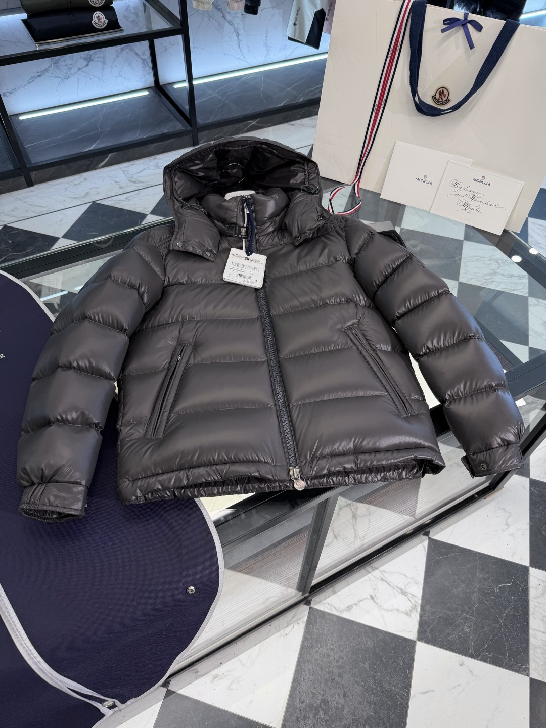 NO:657502,Adjust the price of Moncler Maya short hooded men's down jacket. The best color of the year, limited to gray. Feel it on your upper body, this color is too high-end. More details are shot.,,jackets & coats,jackets & coats,down jacket,hats,alexander wang19860909调价格 Moncler Maya短款连帽男士羽绒服夹克外套.年度最佳配色,限定灰色.上身感受吧,这个配色太高级了.更多细节实拍.,,jackets & coats,jackets & coats,down jacket,hats,alexander wang,Men's clothing