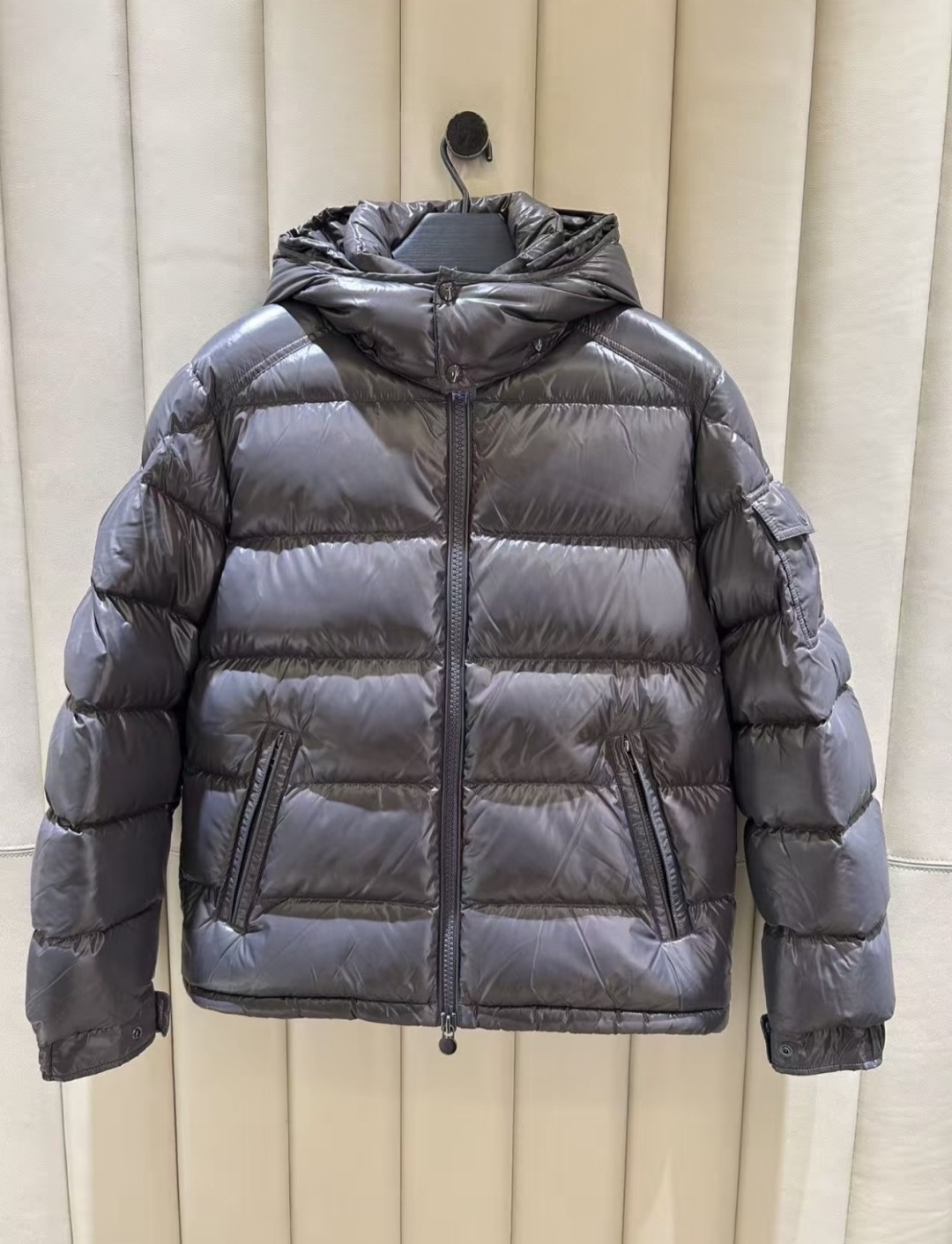 NO:657505,Adjust the price of Moncler Maya short hooded men's down jacket. The best color of the year, limited to gray. 0 color difference push. Even the zipper has 0 color difference. Real photos at the counter for reference.,,jackets & coats,jackets & coats,down jacket,hats,alexander wang19860909调价格 Moncler Maya短款连帽男士羽绒服夹克外套.年度最佳配色,限定灰色.0色差推送.就连拉链都是0色差.柜台实拍参考.,,jackets & coats,jackets & coats,down jacket,hats,alexander wang,Men's clothing