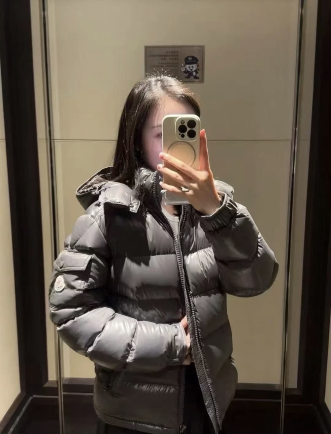 NO:657509,Adjust price Upper body effect｜Moncler Maya short hooded men's down jacket. The best color of the year, limited to gray. Feel it on the upper body, this color is too high-end.,,jackets & coats,jackets & coats,down jacket,hats,alexander wang19860909调价格 上身效果｜Moncler Maya短款连帽男士羽绒服夹克外套.年度最佳配色,限定灰色.上身感受吧,这个配色太高级了.,,jackets & coats,jackets & coats,down jacket,hats,alexander wang,Men's clothing