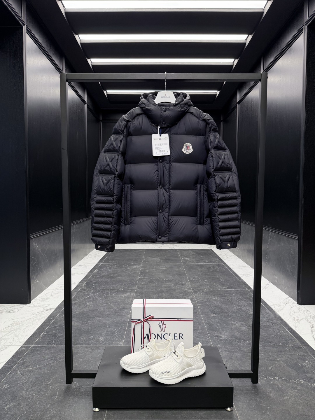 NO:727066,New Year’s Eve!  Extra-grade down Moncler  Comes standard with a full set of counter gift box packaging. (original airplane box, original shopping bag, original dust-proof grass, original hanger, original thank you card, original ribbon, upgraded original oversized magnetic gift box.) This down is a unisex item from the Moncler  Created in collaboration with Christopher Raxxy. This down jacket is inspired by a spiral staircase, with decorative elements representing the winding steps of destiny. Details Made of lightweight ripstop fabric Fine ripstop lining Zipper closure Hidden pockets Windproof fly Zip closure Quilted patch, down filled Co-branded felt logo patch Size: 1-5 Couple D00930,,jackets & coats,jackets & coats,down  jacket,hats,19860909年后！ 特级羽绒Moncler x Christopher Raxxy明星同款 男女款3D绗缝连帽羽绒外套.连帽可脱卸,可变立领夹克外套. 特级鹅绒填充原厂替换面料原厂配套五金.吊牌条码款号齐全,对应官网一致.吊牌内置NFC电子感应防伪.支持多重防伪验证. 标配全套柜台礼盒包装.（原版飞机盒,原版购物袋,原版防尘草,原版衣架,原版感谢卡,原版丝带,升级原版超大磁吸礼盒.） 这款羽绒是Moncler xChristopher Raxxy系列的男女同款单品,装饰元素传达了梦想阶梯的设计理念. 演员周雨彤、王安宇倾情演绎“梦幻楼梯”设计理念. 这款立体绗缝羽绒外套采用轻质抗撕裂面料制成,由品牌携手 Christopher Raxxy合作打造.此款羽绒外套设计源自螺旋楼梯,其装饰元素代表着蜿蜒曲折的命运台阶. 详情 采用轻质抗撕裂面料制成 细密抗撕裂面料衬里 拉链开和 隐藏式口袋 防风门襟 拉链开合 绗缝贴片,填充羽绒 联名毛毡标识贴片 Size : 1-5 情侣款 D00930,,jackets & coats,jackets & coats,down jacket,hats,,Men's clothing