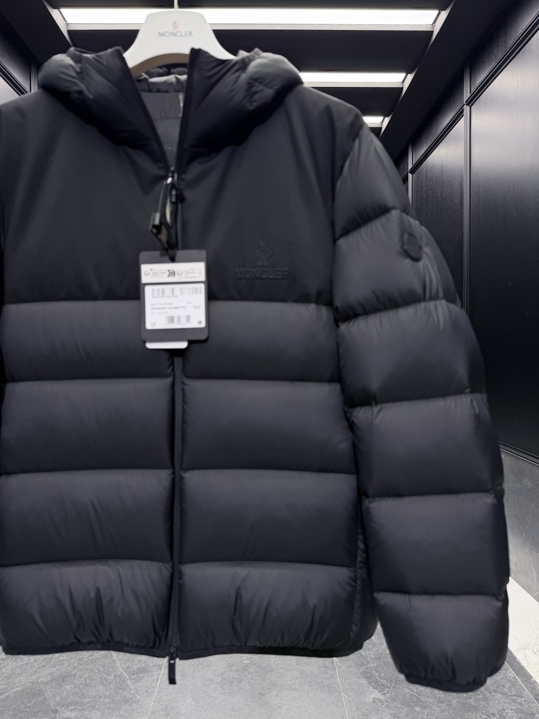 特级羽绒⬆️Moncler Veumont男士连帽短款羽绒夹克外套.超轻超软抗撕裂面料,超轻鹅绒填充.吊