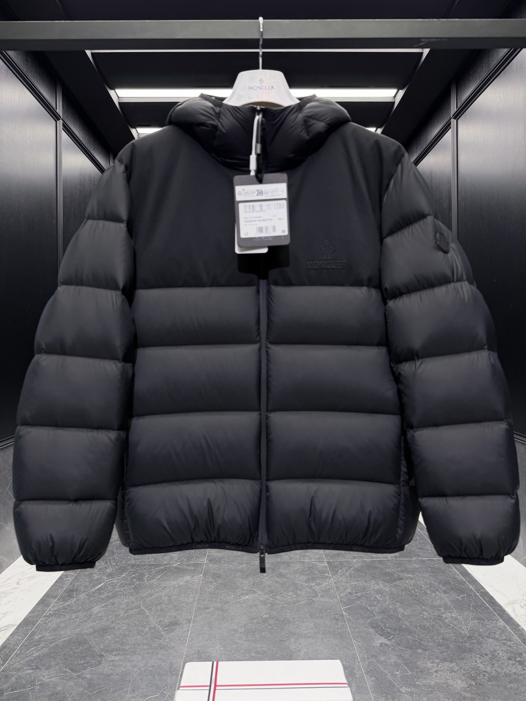 特级羽绒⬆️Moncler Veumont男士连帽短款羽绒夹克外套.超轻超软抗撕裂面料,超轻鹅绒填充.吊