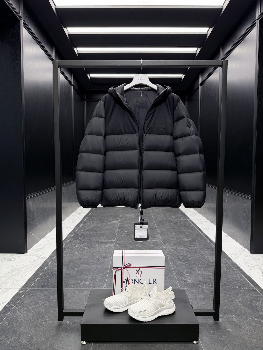 特级羽绒⬆️Moncler Veumont男士连帽短款羽绒夹克外套.超轻超软抗撕裂面料,超轻鹅绒填充.吊