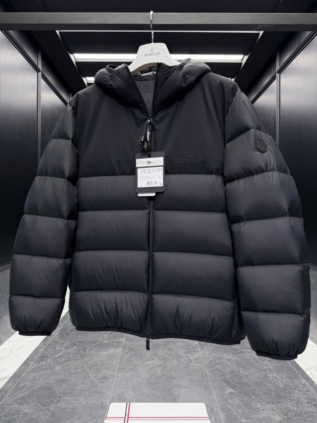 特级羽绒⬆️Moncler Veumont男士连帽短款羽绒夹克外套.超轻超软抗撕裂面料,超轻鹅绒填充.吊