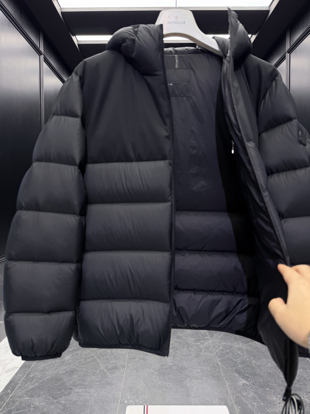 特级羽绒⬆️Moncler Veumont男士连帽短款羽绒夹克外套.超轻超软抗撕裂面料,超轻鹅绒填充.吊