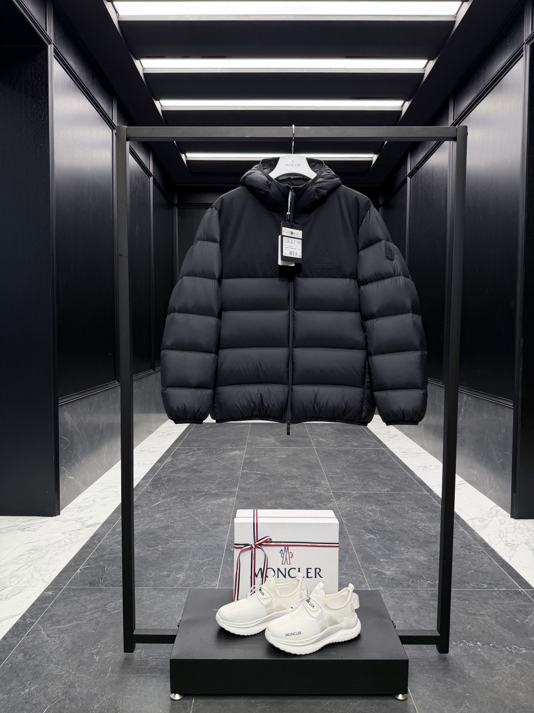 特级羽绒⬆️Moncler Veumont男士连帽短款羽绒夹克外套.超轻超软抗撕裂面料,超轻鹅绒填充.吊