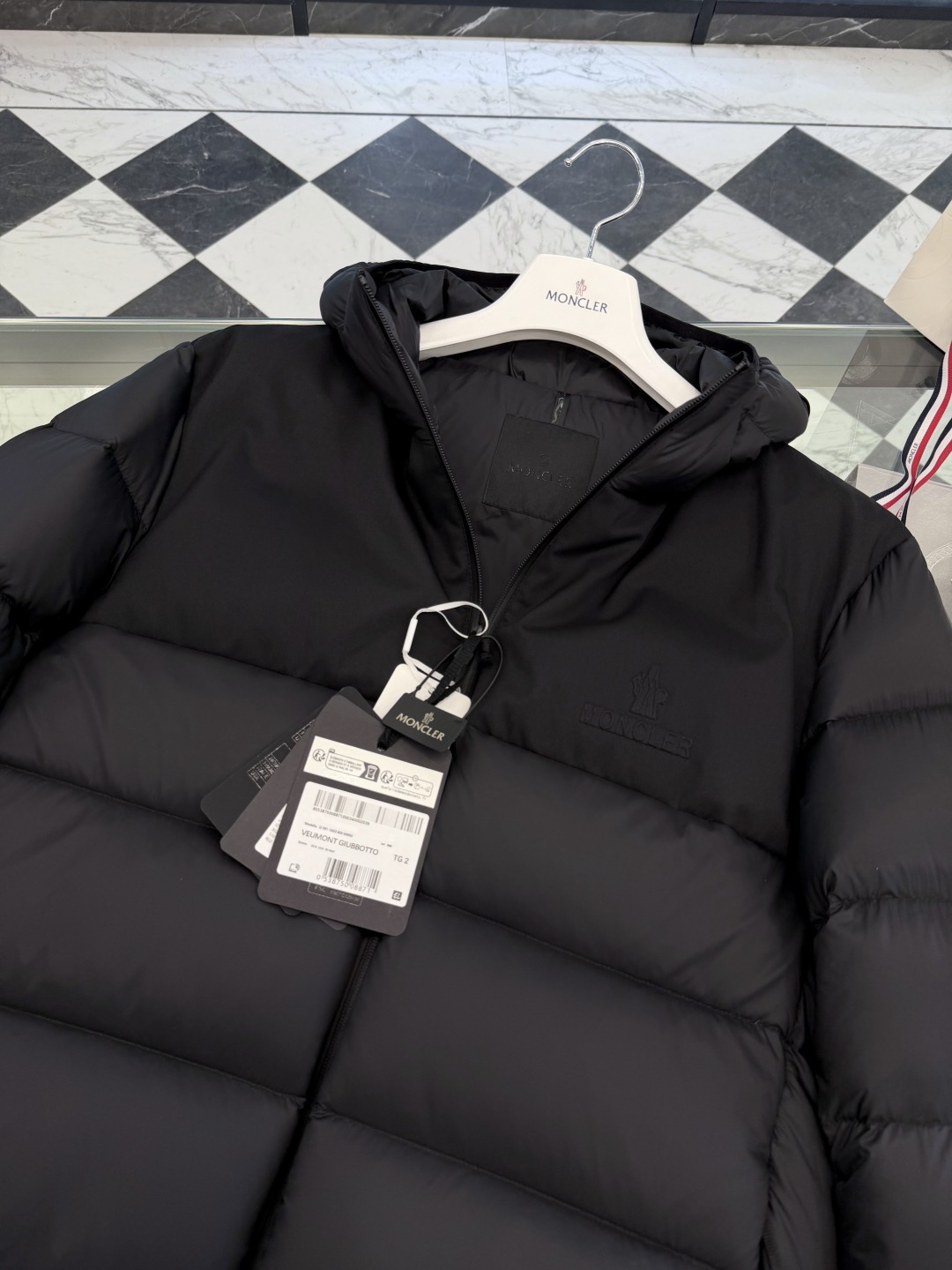 Moncler Veumont男士连帽短款羽绒夹克外套.更多细节实拍.