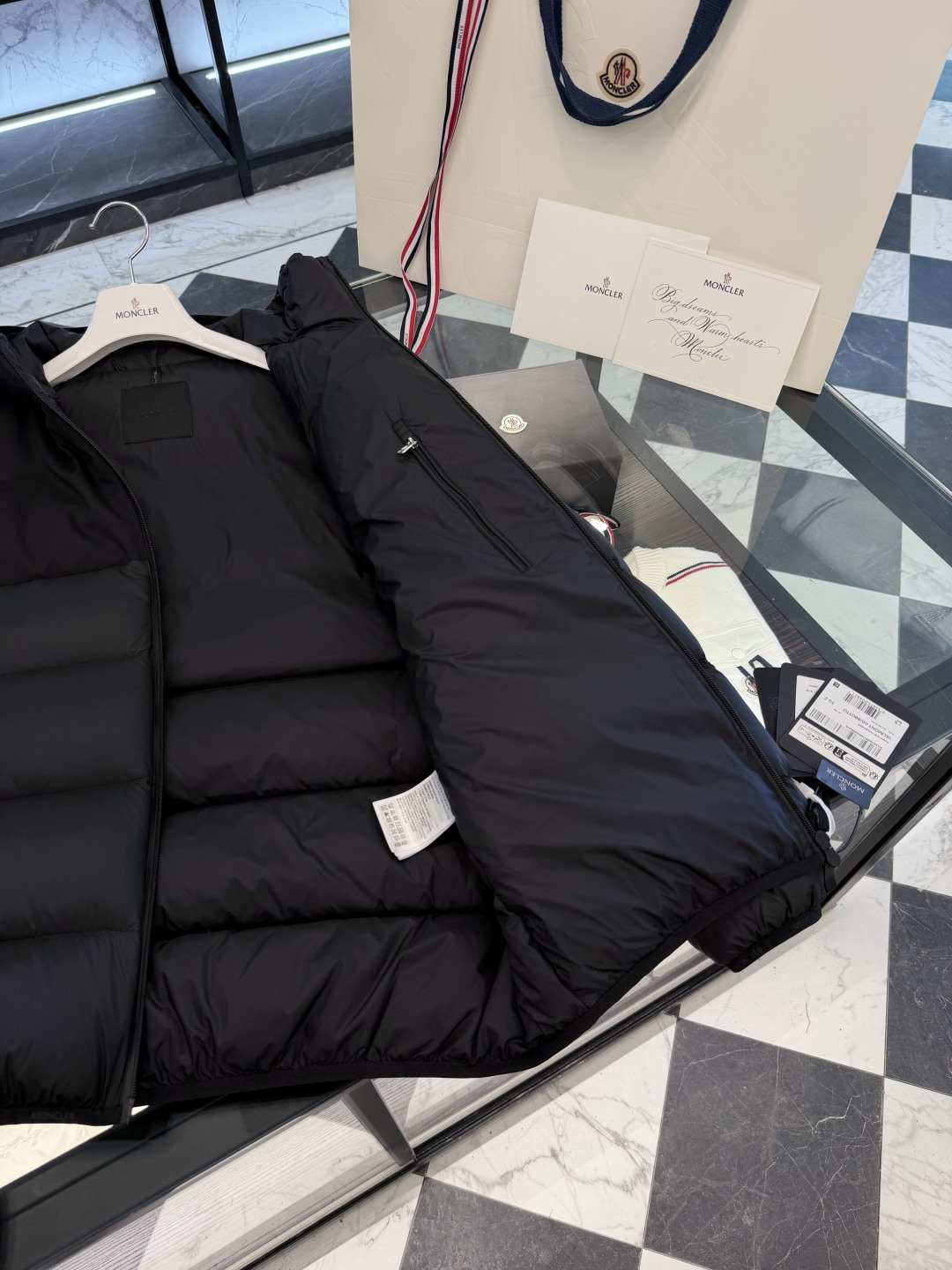 Moncler Veumont男士连帽短款羽绒夹克外套.更多细节实拍.