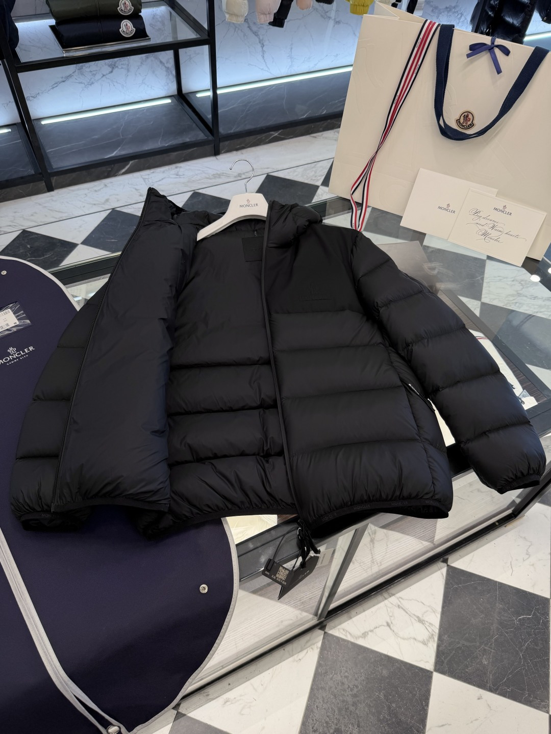 Moncler Veumont男士连帽短款羽绒夹克外套.更多细节实拍.