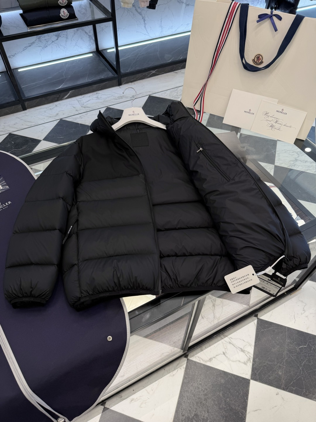 Moncler Veumont男士连帽短款羽绒夹克外套.更多细节实拍.