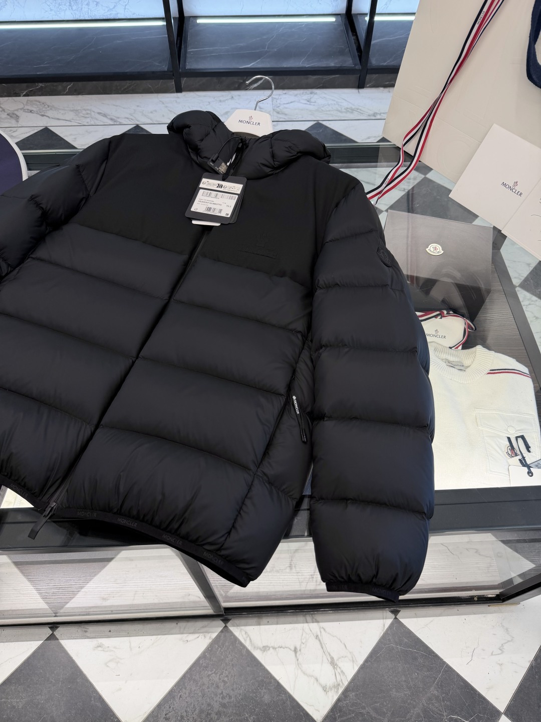 Moncler Veumont男士连帽短款羽绒夹克外套.更多细节实拍.