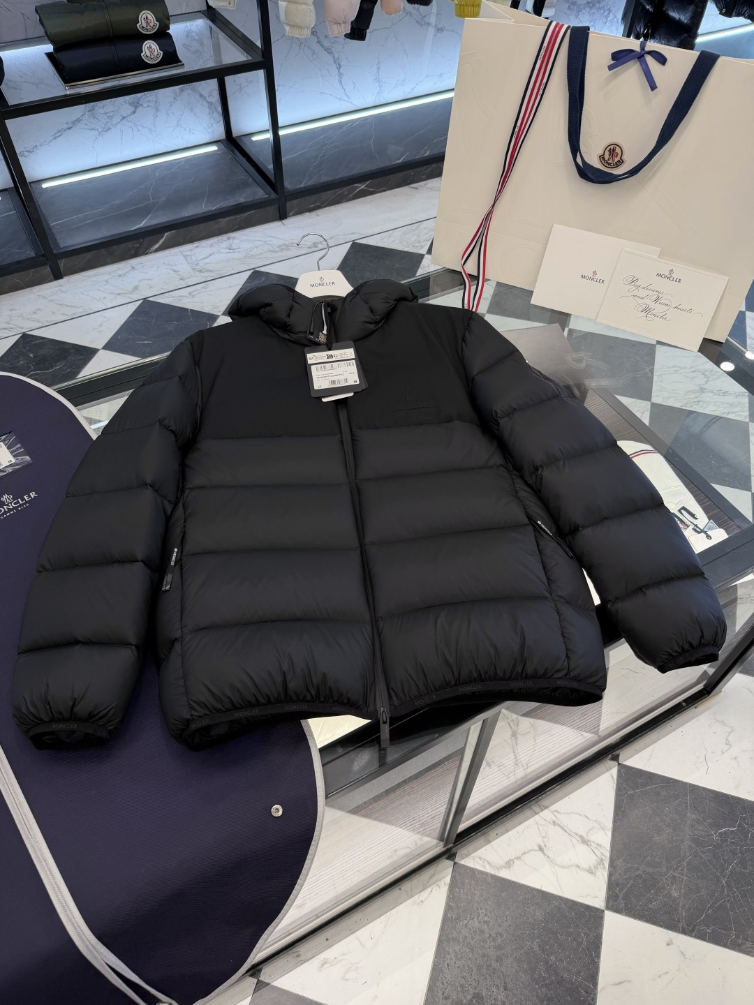 Moncler Veumont男士连帽短款羽绒夹克外套.更多细节实拍.