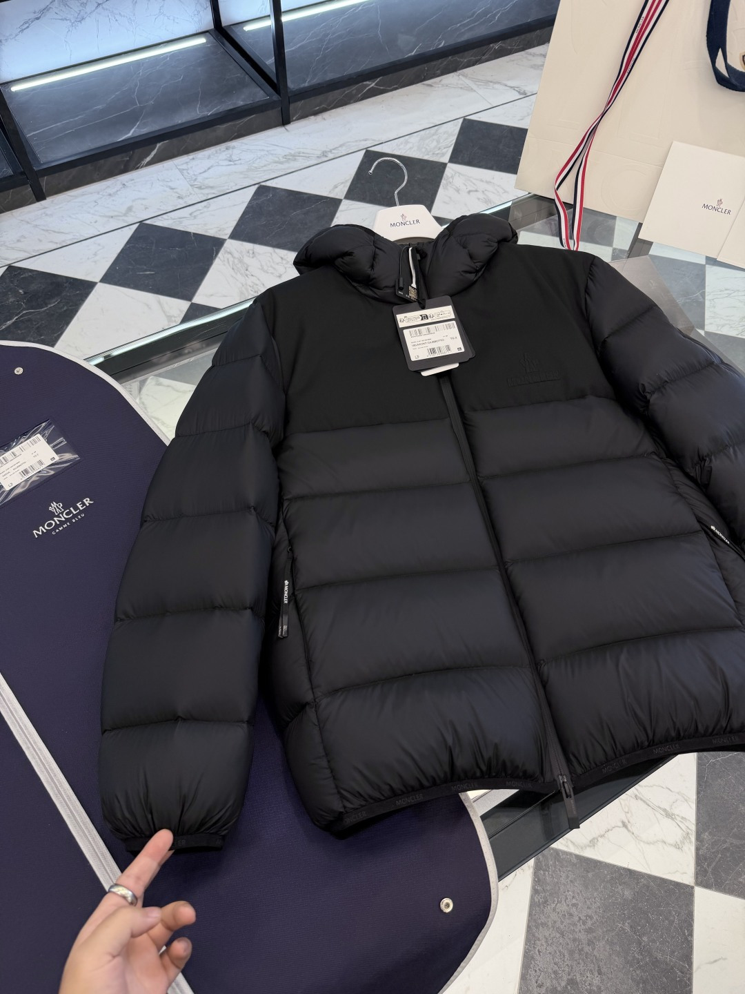Moncler Veumont男士连帽短款羽绒夹克外套.更多细节实拍.